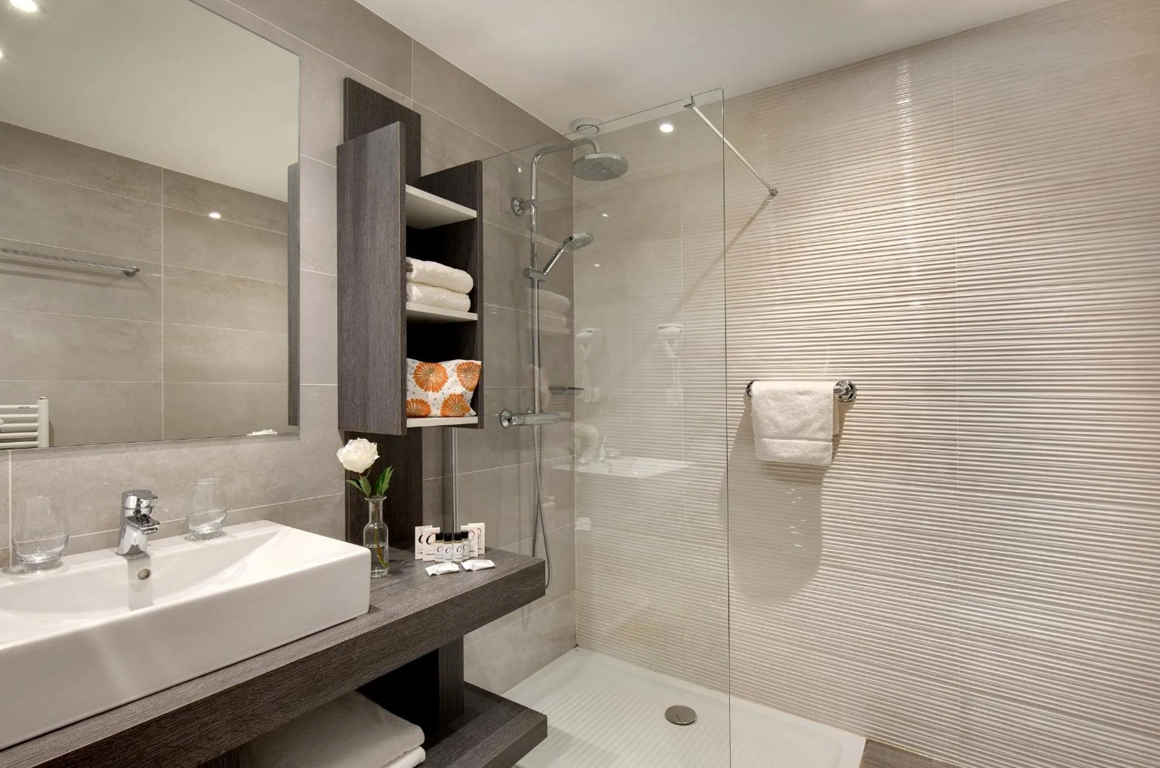 Bathroom in The Originals Boutique, Hôtel Les Strélitzias