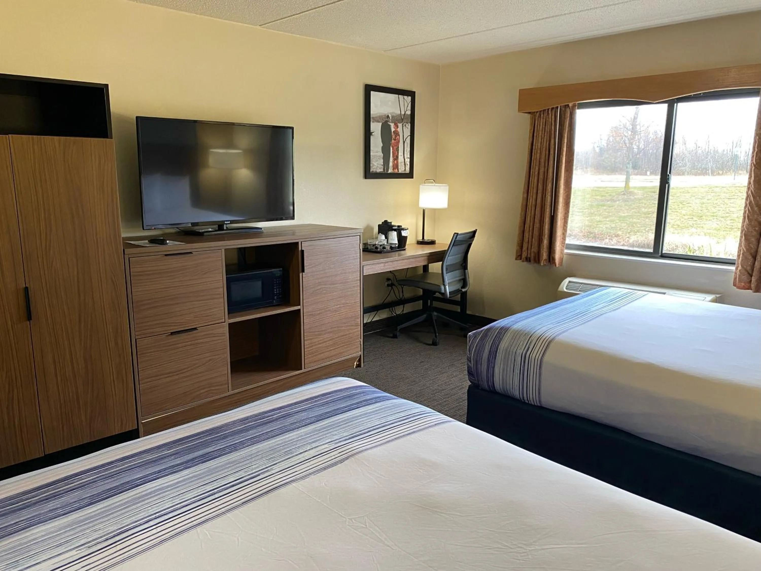 Bedroom, Bed in AmericInn by Wyndham Greenville