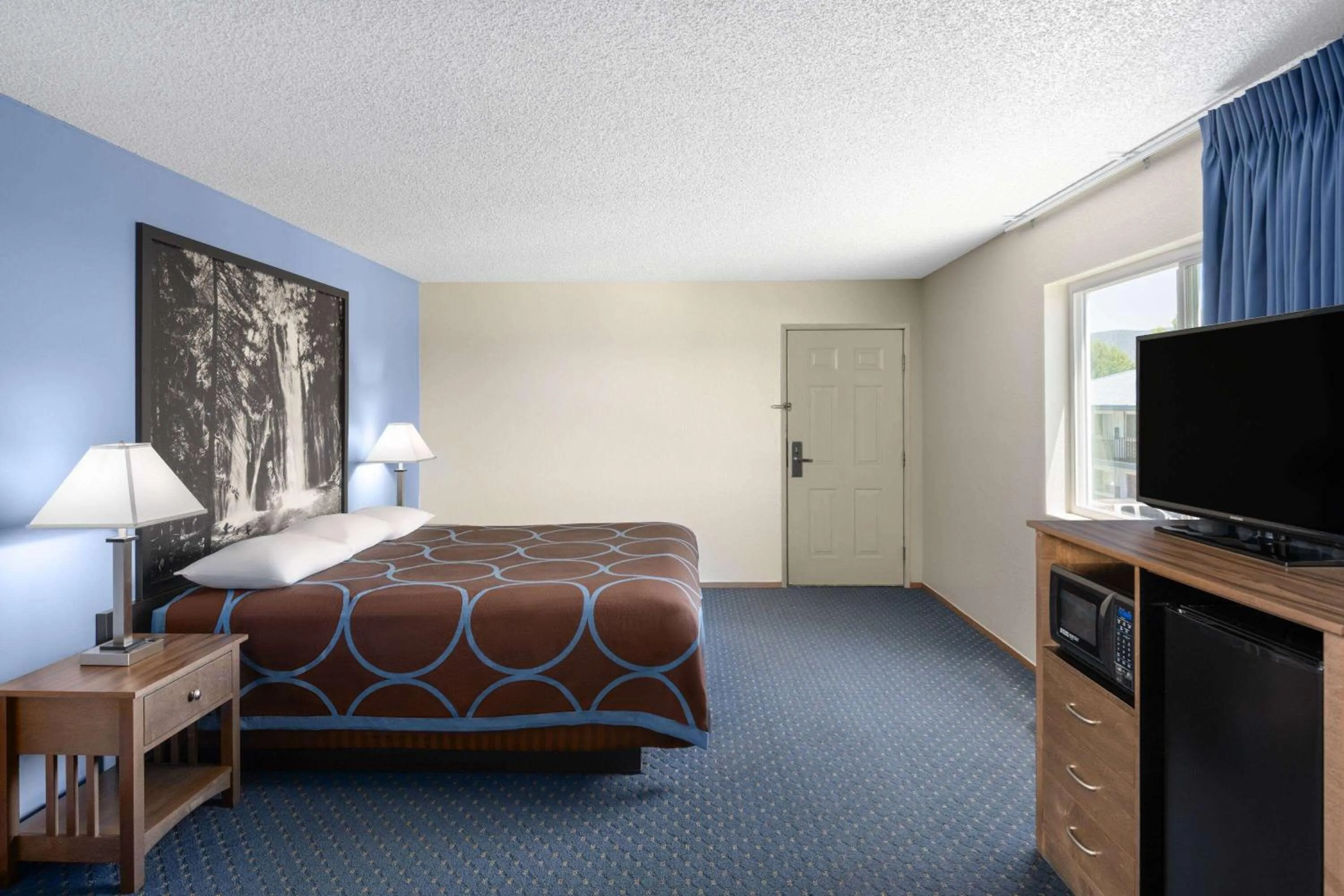 Photo of the whole room, Bed in Super 8 by Wyndham Susanville