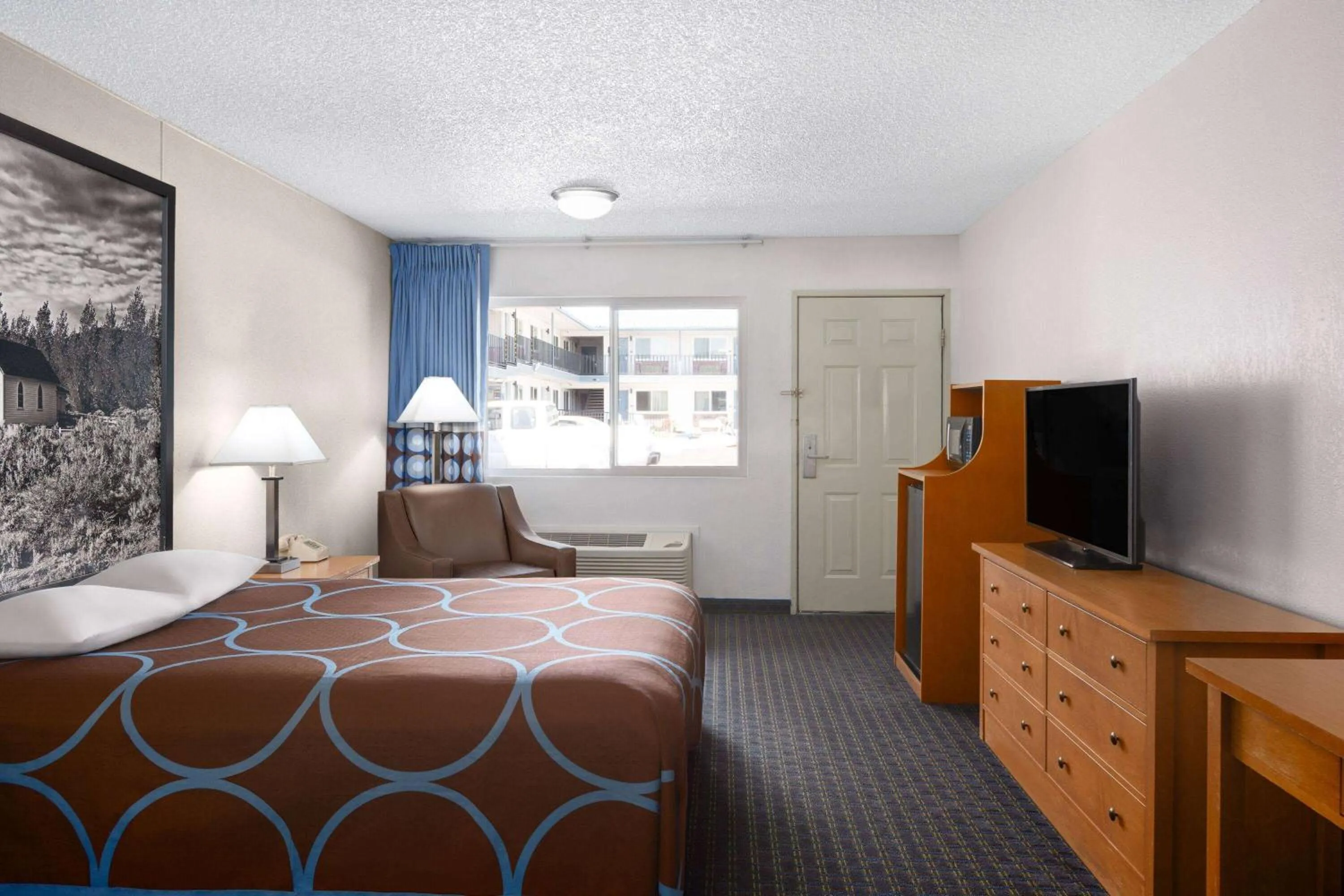 Bathroom, Bed in Super 8 by Wyndham Susanville