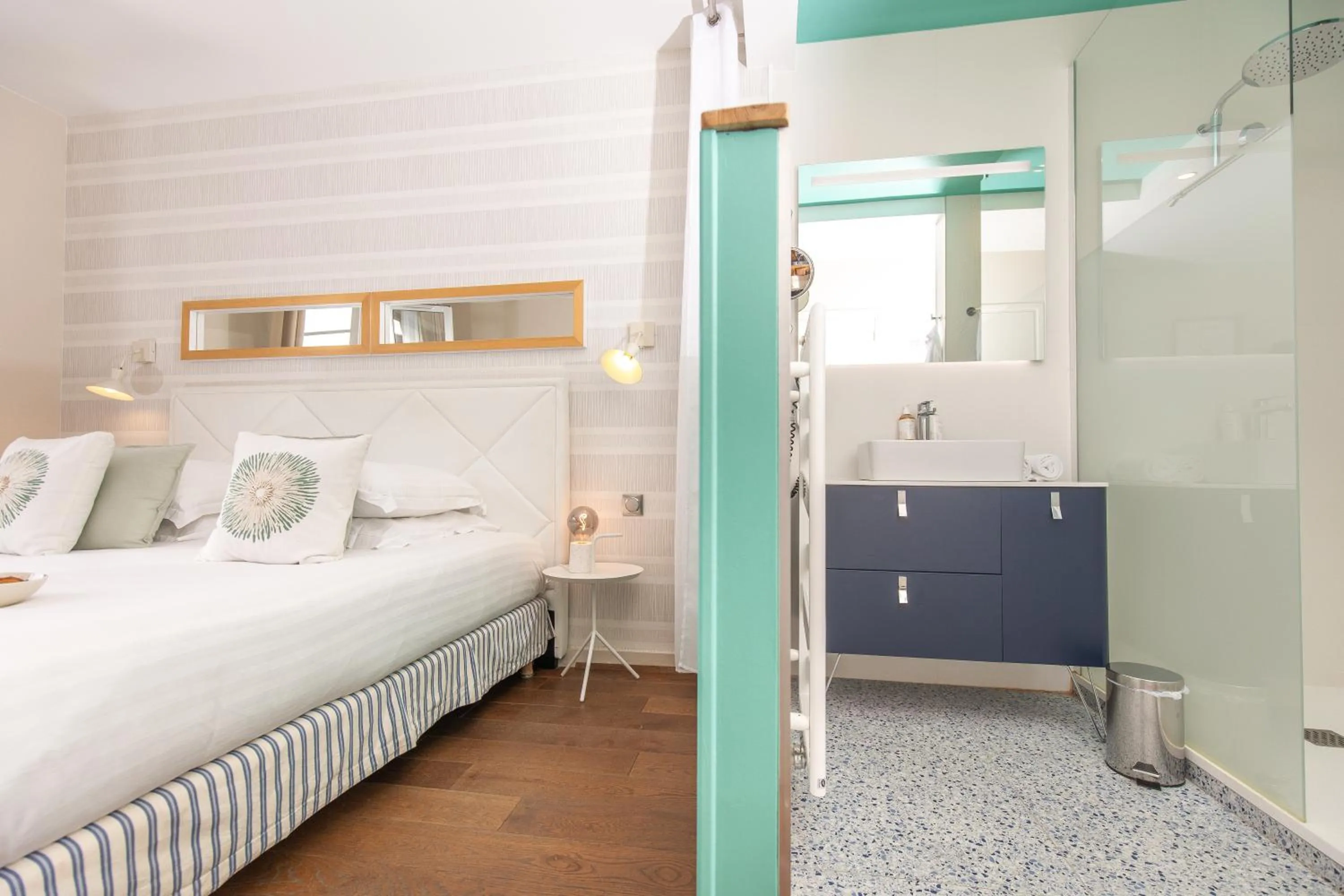 Shower, Bed in Hôtel La Baie des Anges, son SPA marin & sa piscine couverte et chauffée