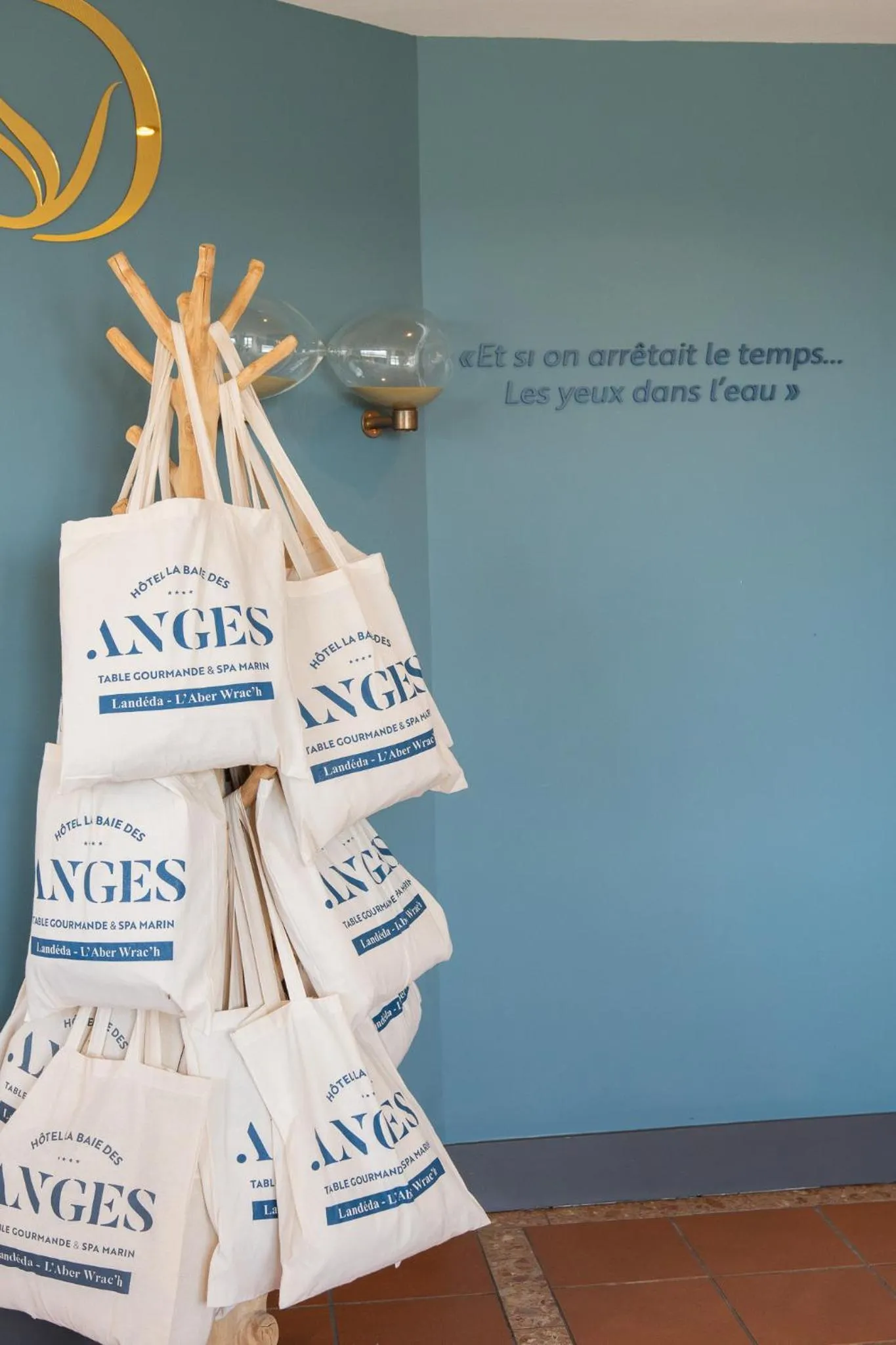 Lobby or reception in Hôtel La Baie des Anges, son SPA marin & sa piscine couverte et chauffée