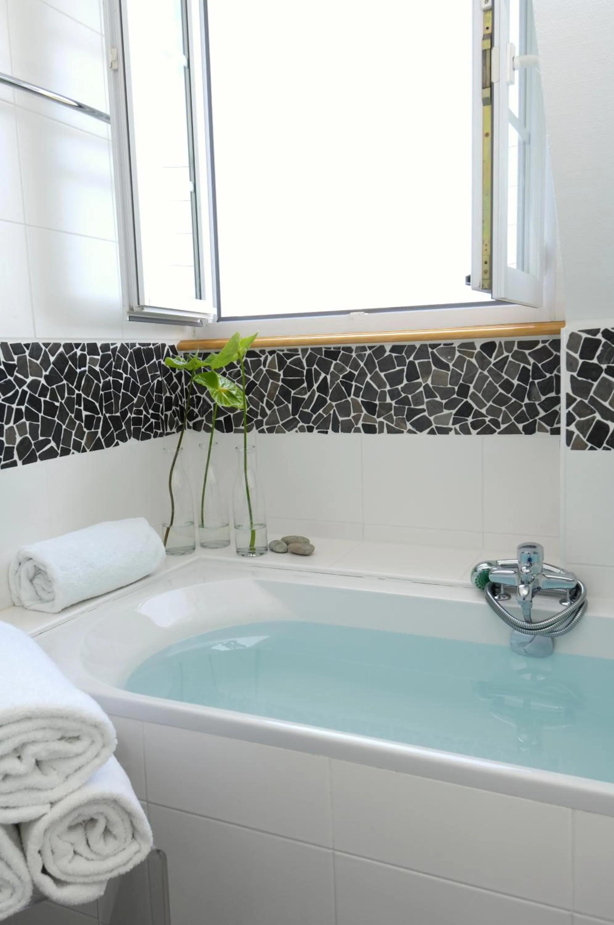 Bathroom in Hôtel La Baie des Anges, son SPA marin & sa piscine couverte et chauffée