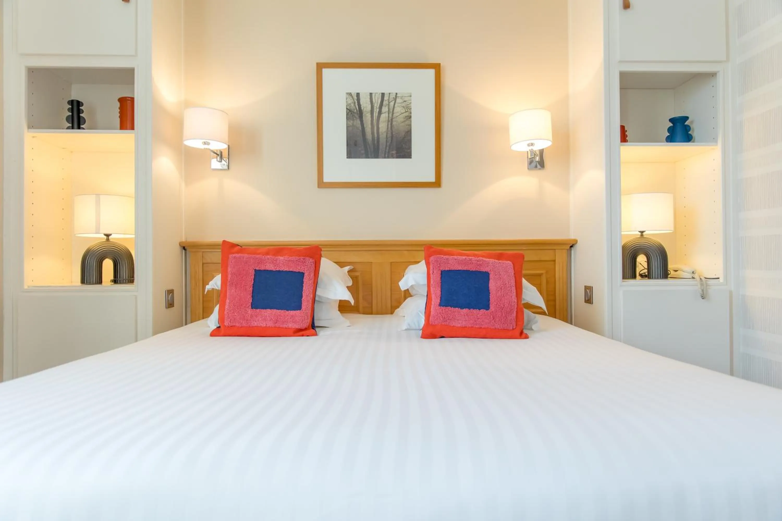 Bed in Hôtel La Baie des Anges, son SPA marin & sa piscine couverte et chauffée