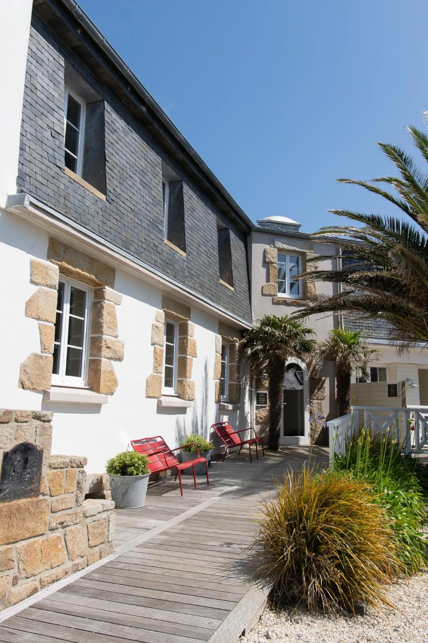 Facade/entrance in Hôtel La Baie des Anges, son SPA marin & sa piscine couverte et chauffée