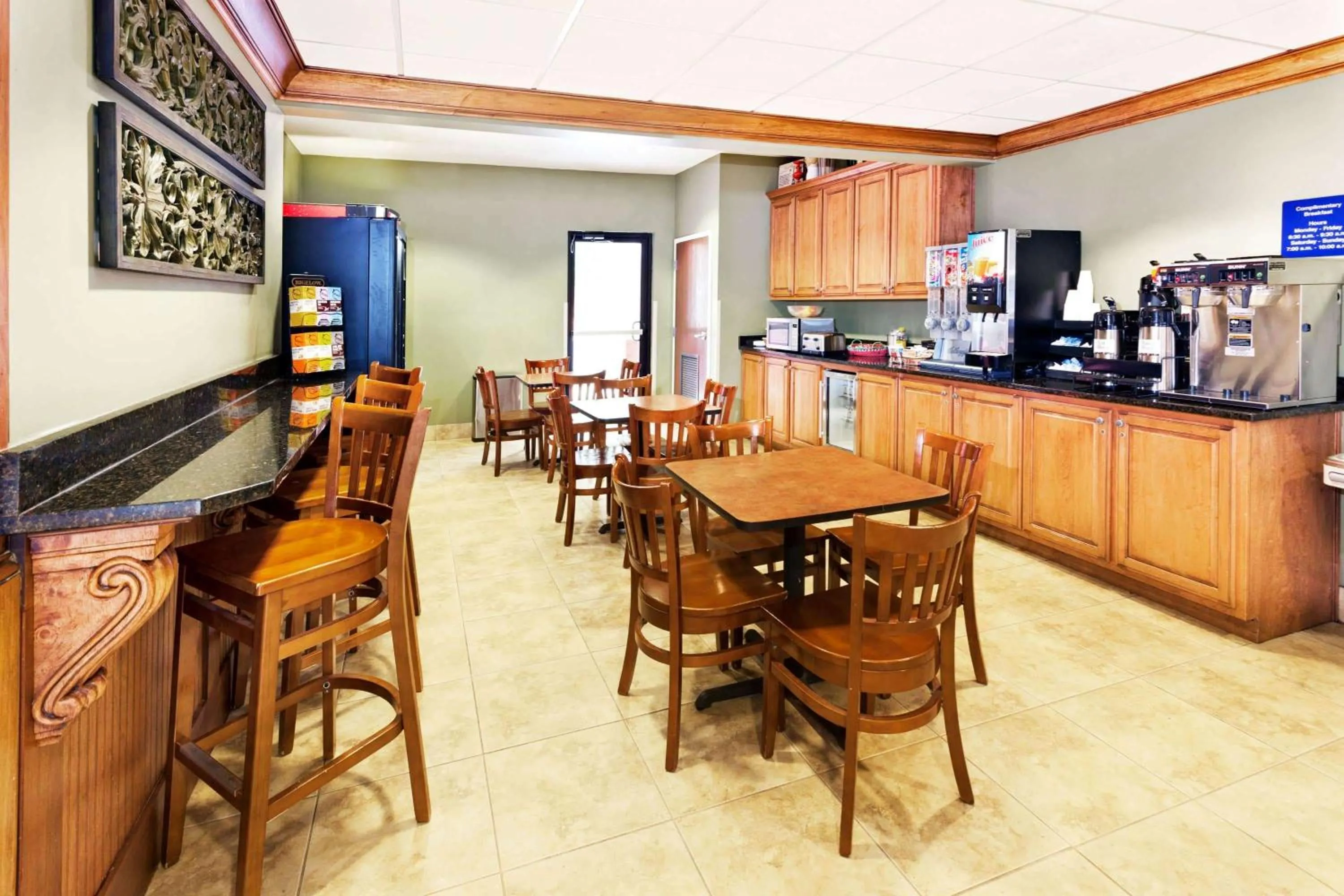 Restaurant/places to eat in Microtel Inn & Suites by Wyndham Woodstock/Atlanta North