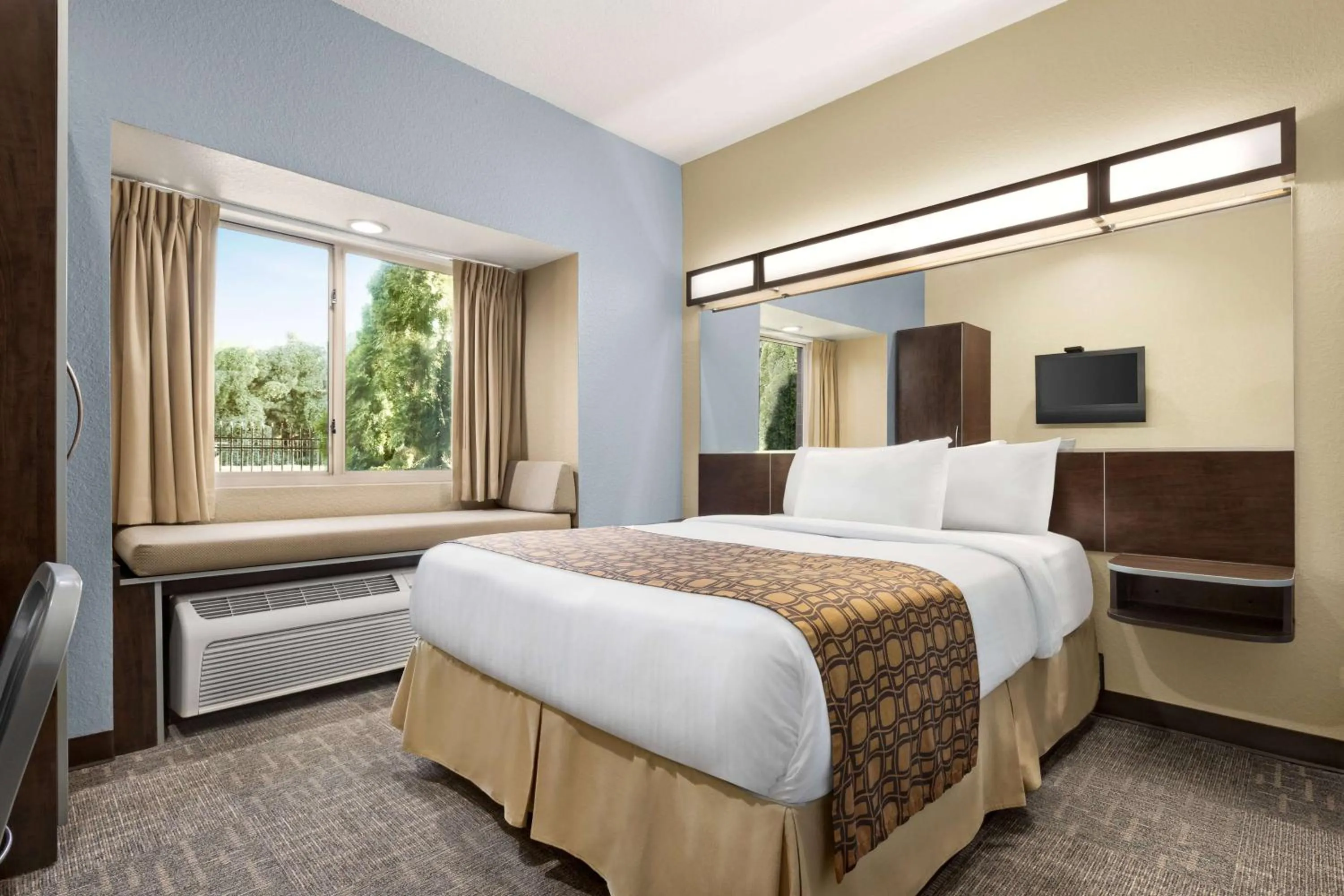 Photo of the whole room, Bed in Microtel Inn & Suites by Wyndham Woodstock/Atlanta North