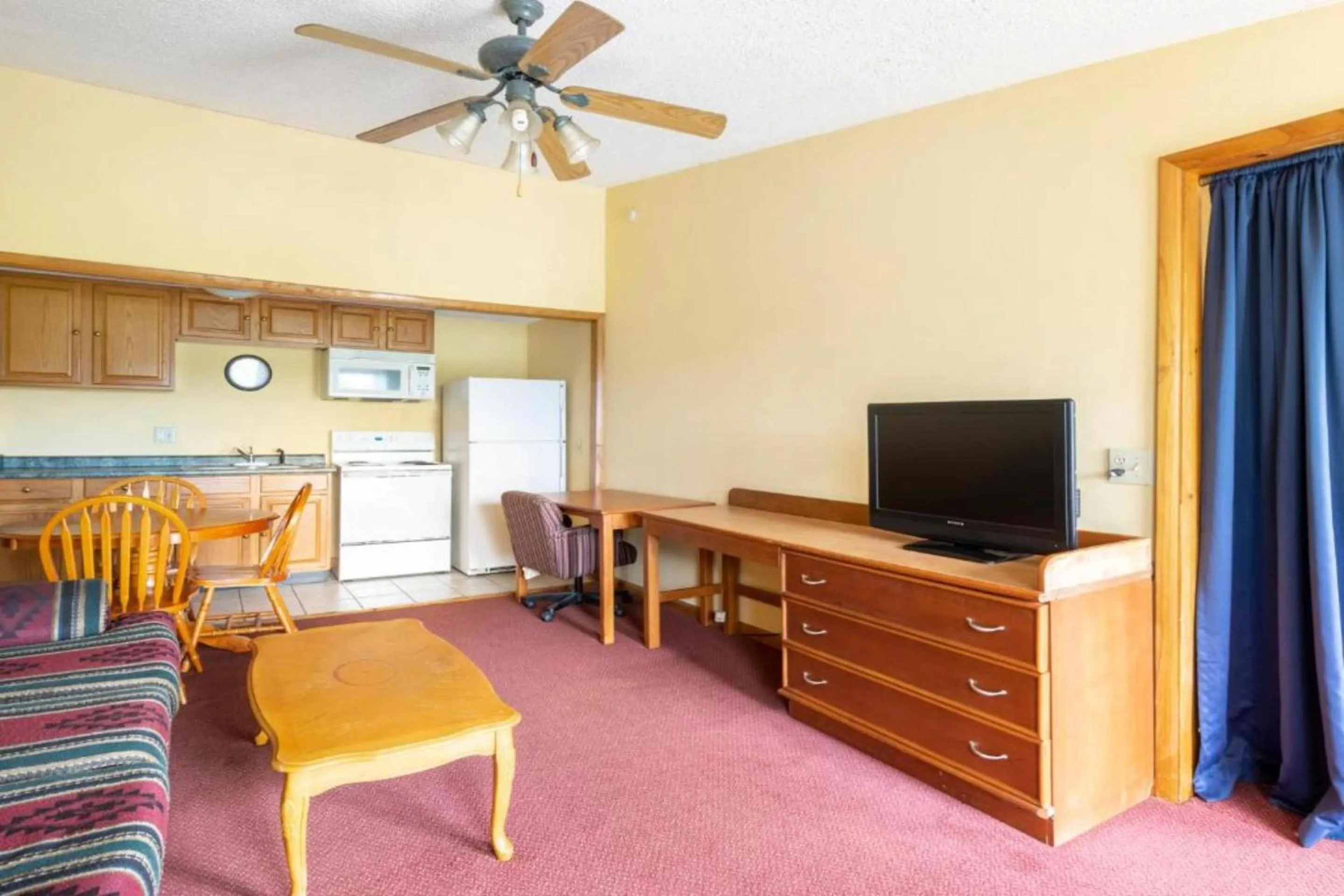 Bedroom in OYO Hotel Daleville AL Hwy 84