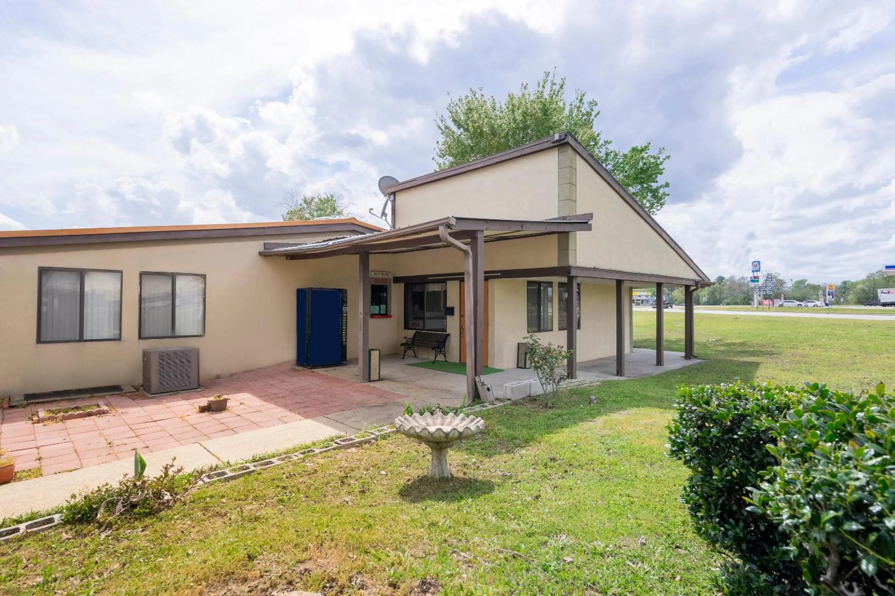 Facade/entrance in OYO Hotel Daleville AL Hwy 84