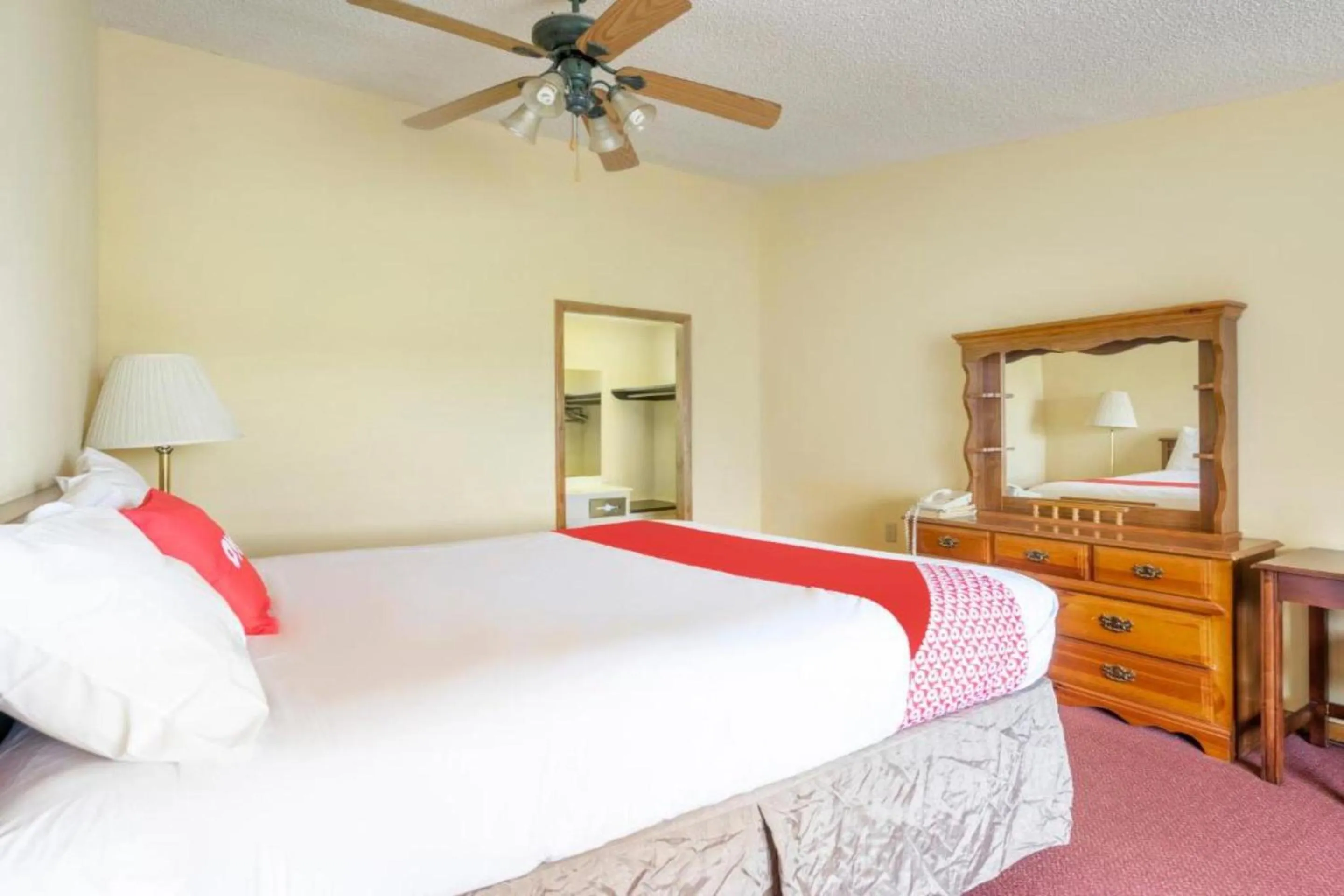 Bedroom, Bed in OYO Hotel Daleville AL Hwy 84