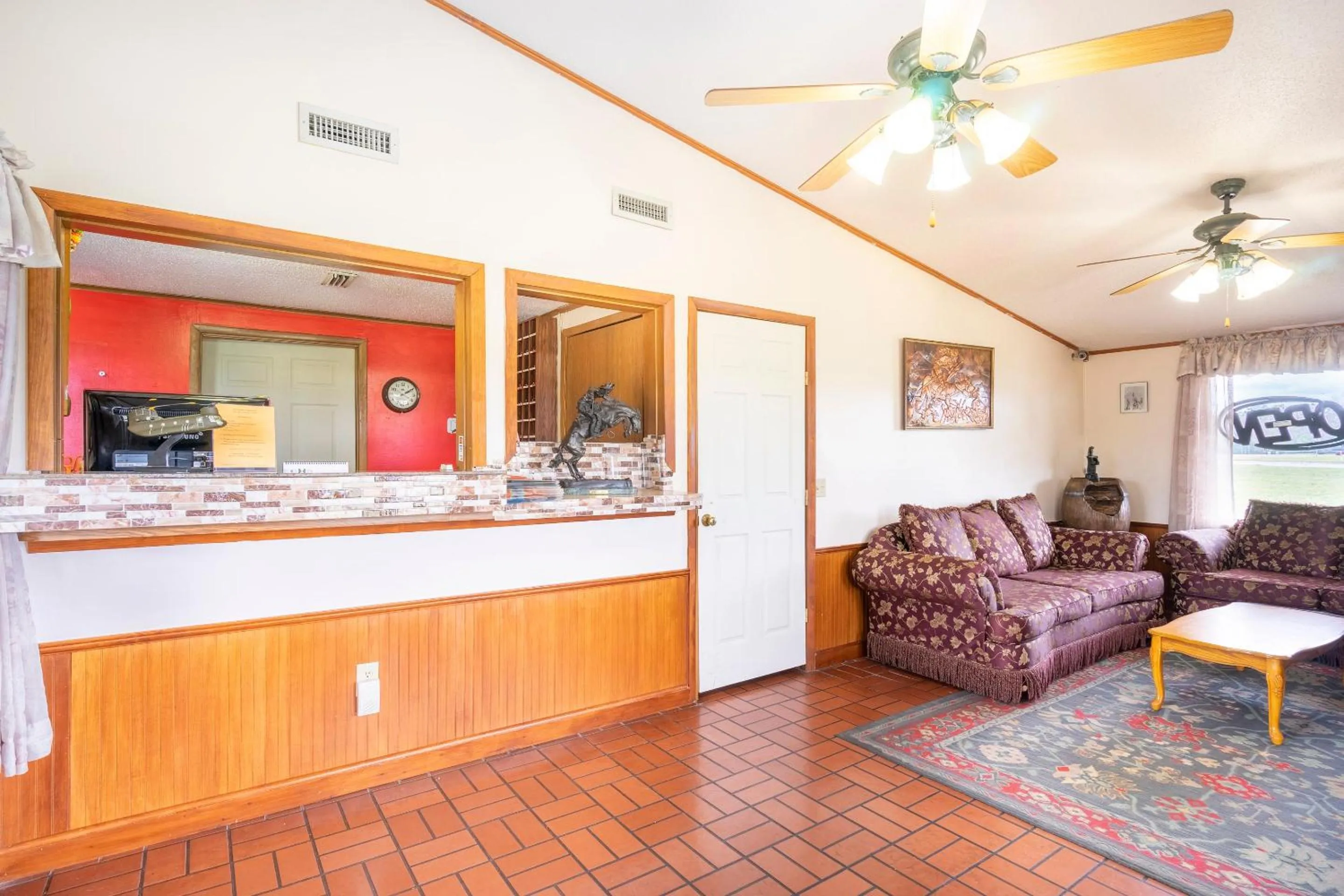 Lobby or reception in OYO Hotel Daleville AL Hwy 84