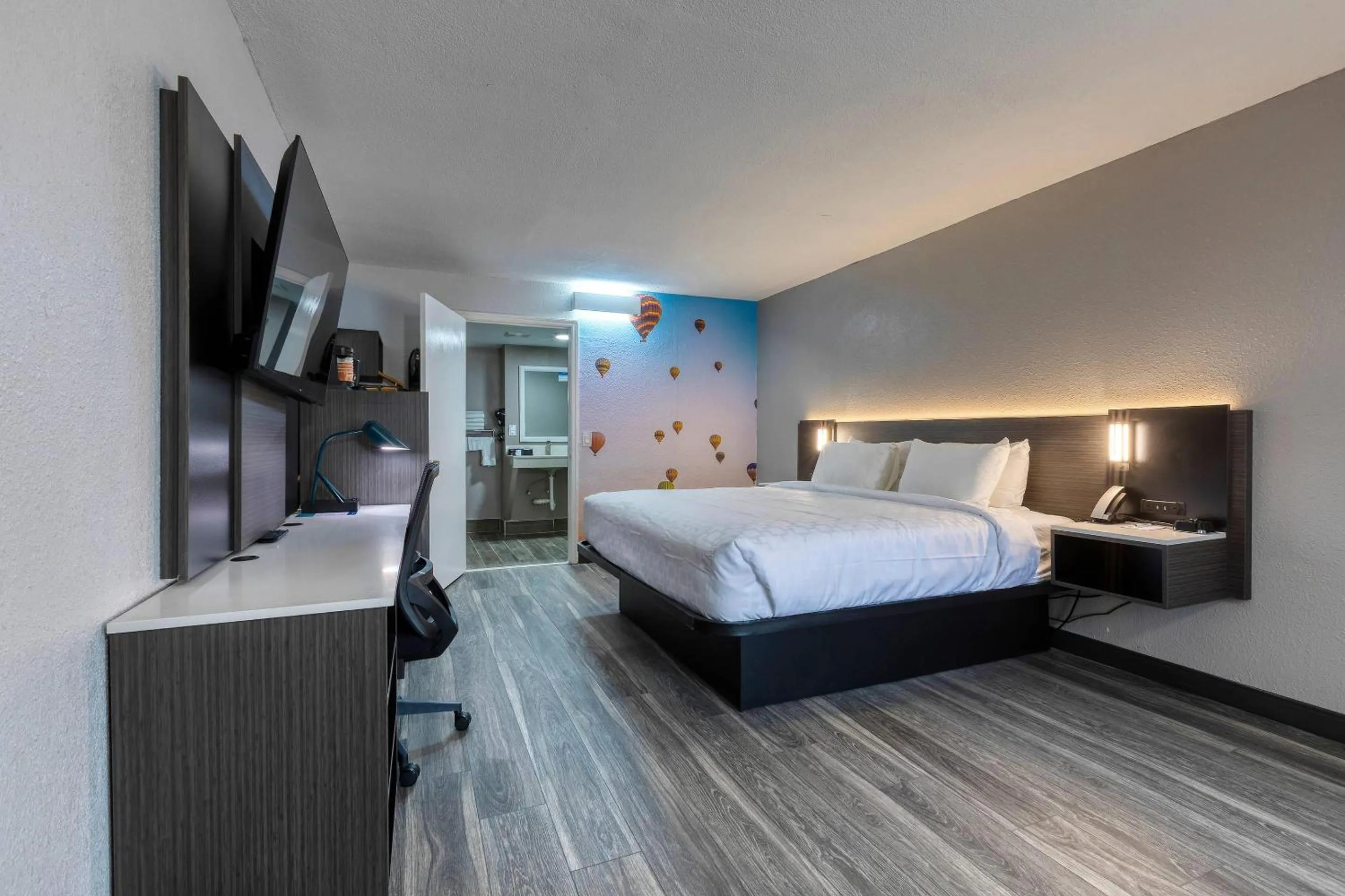 Bedroom, Bed in Clarion Pointe Decatur Downtown