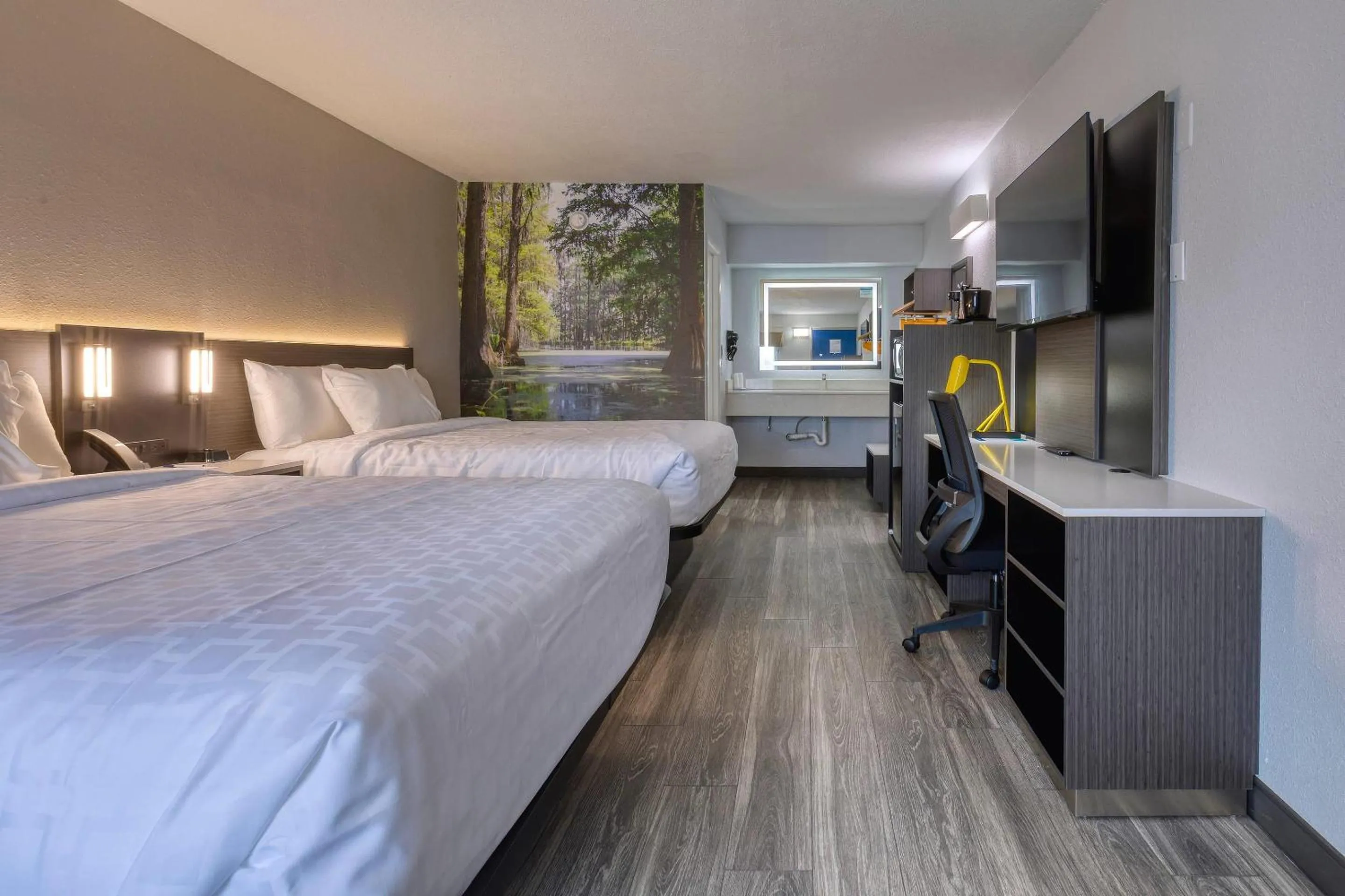 Bedroom, Bed in Clarion Pointe Decatur Downtown