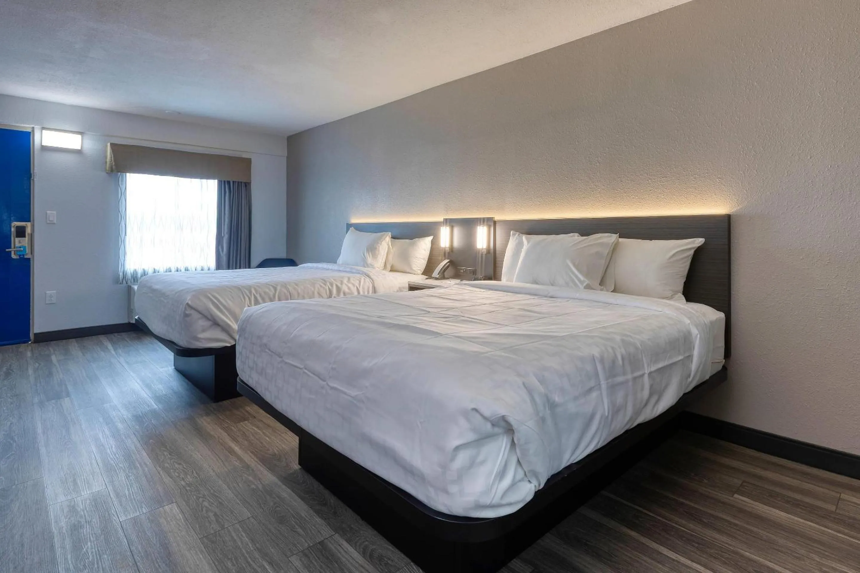 Bedroom, Bed in Clarion Pointe Decatur Downtown