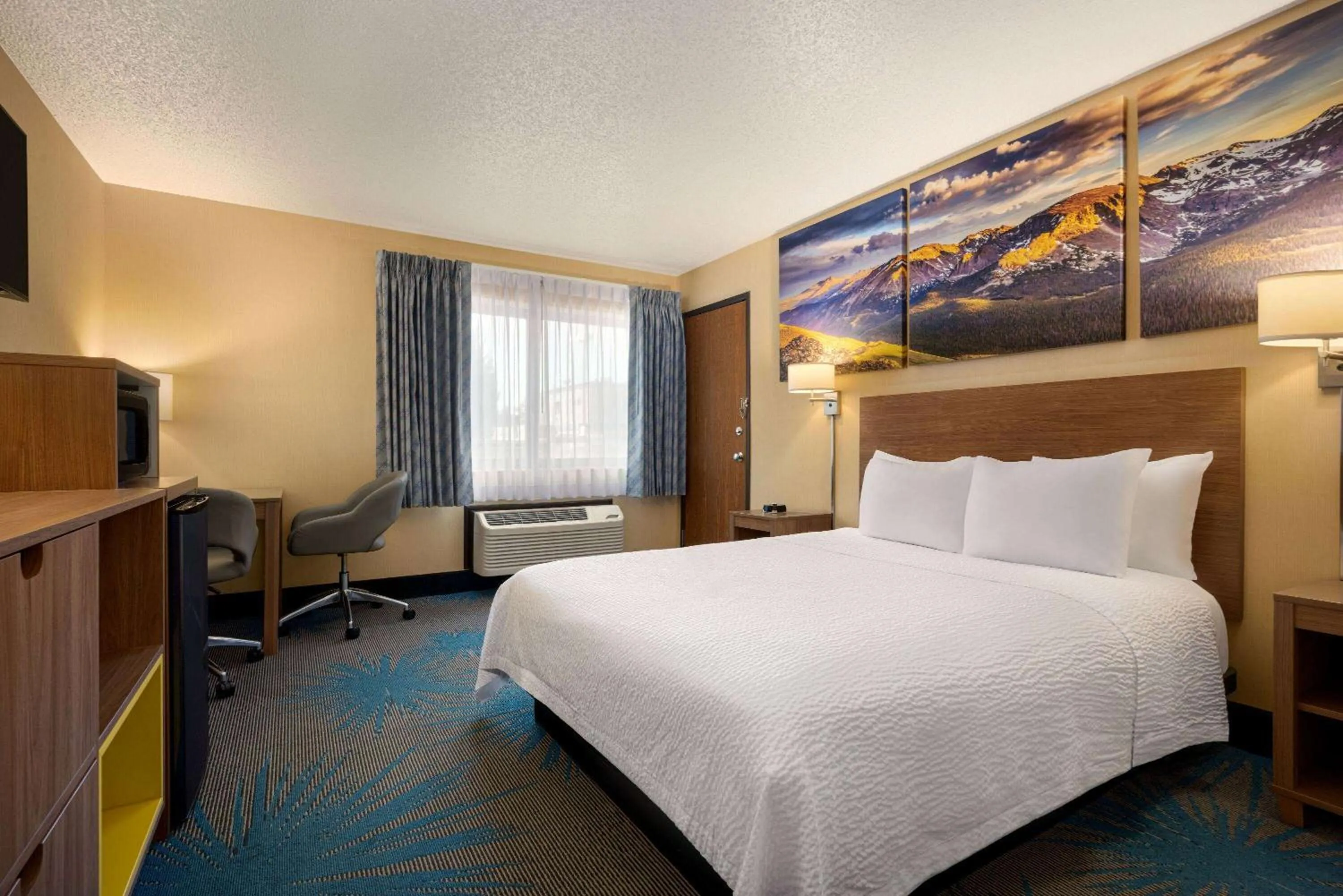 Photo of the whole room, Bed in Days Inn by Wyndham Carbondale
