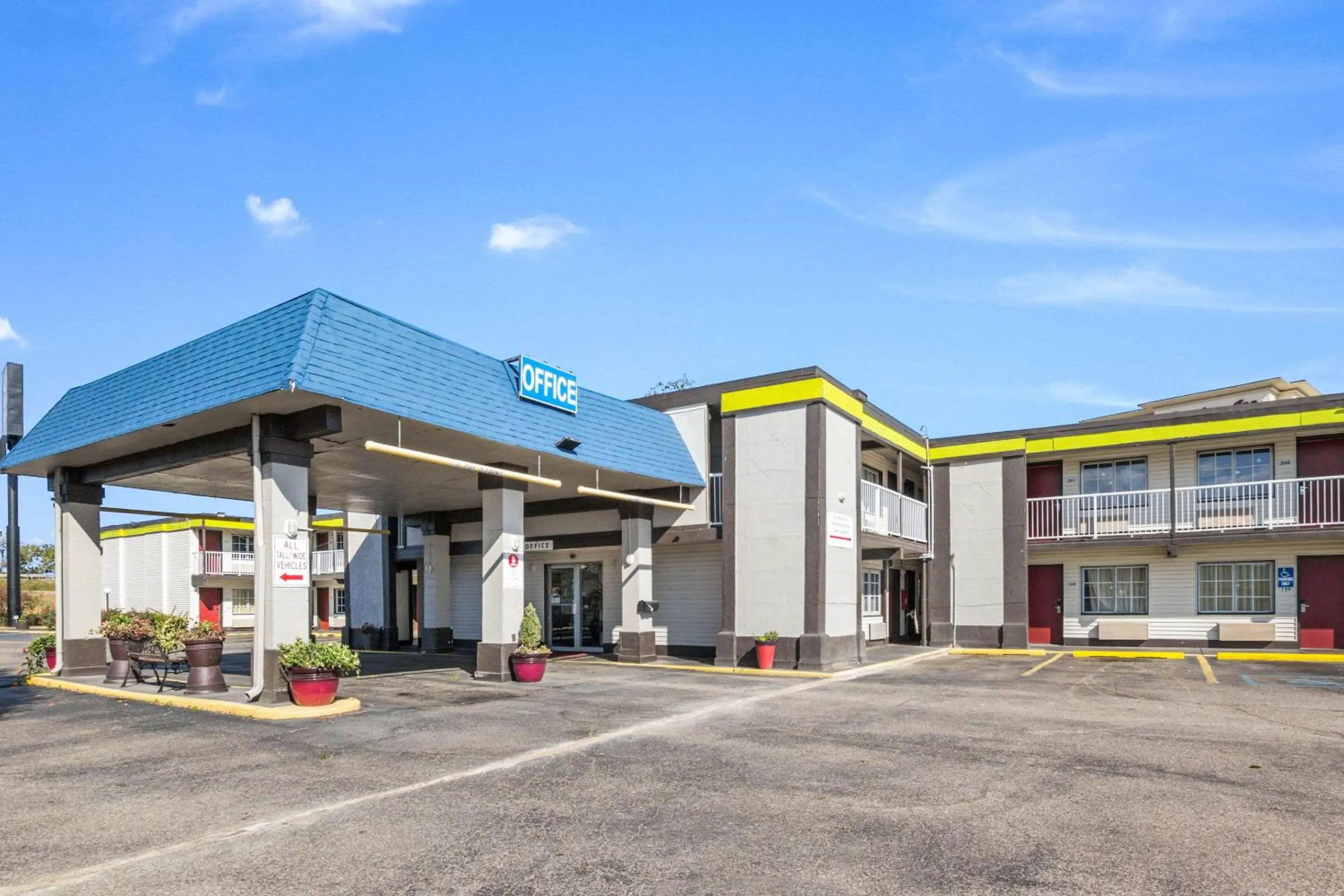 Econo Lodge Inn & Suites Forest