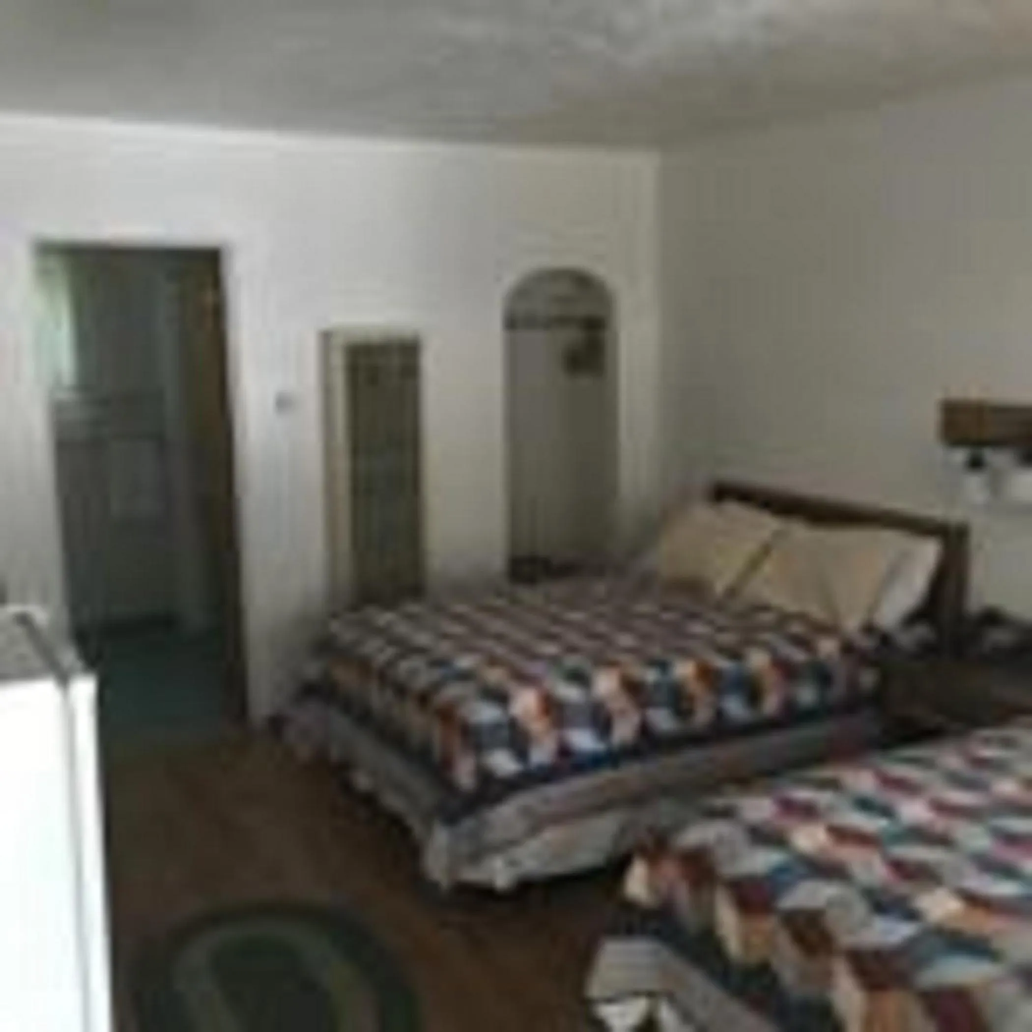 Bed in Dunsmuir Lodge