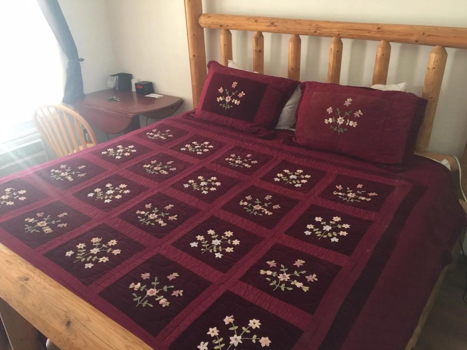 Bed in Dunsmuir Lodge