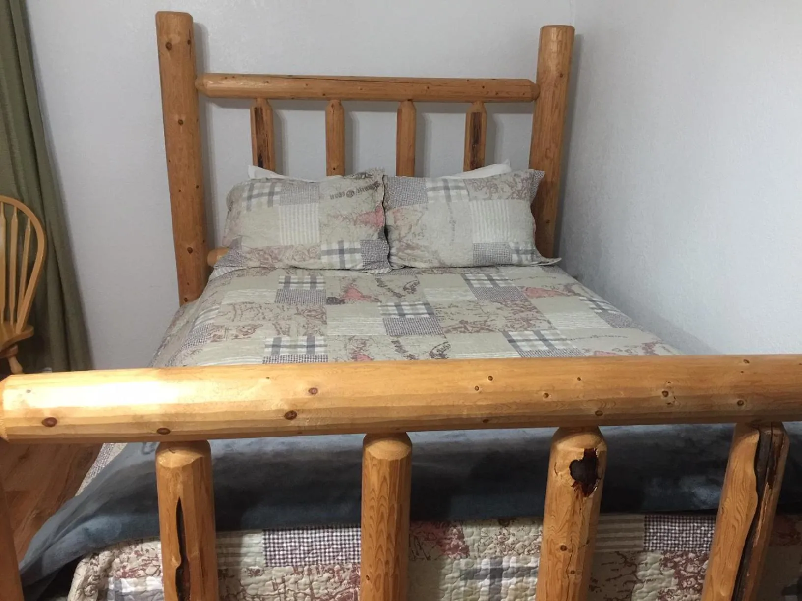 Bed in Dunsmuir Lodge