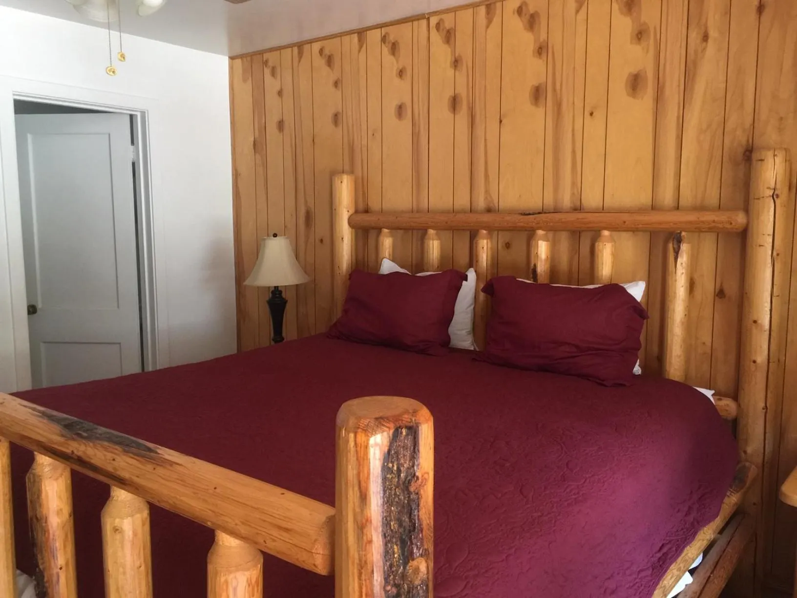 Bed in Dunsmuir Lodge
