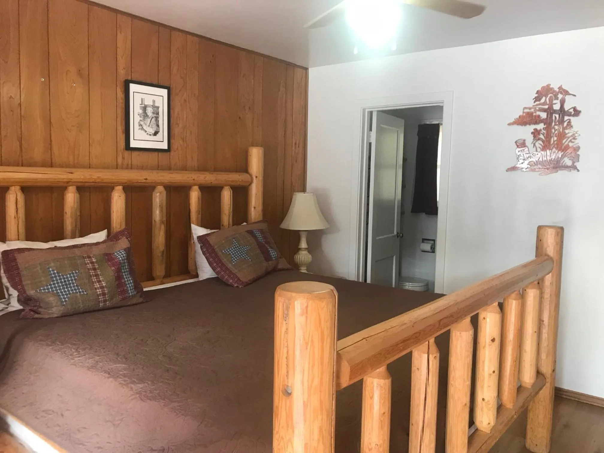 Photo of the whole room in Dunsmuir Lodge