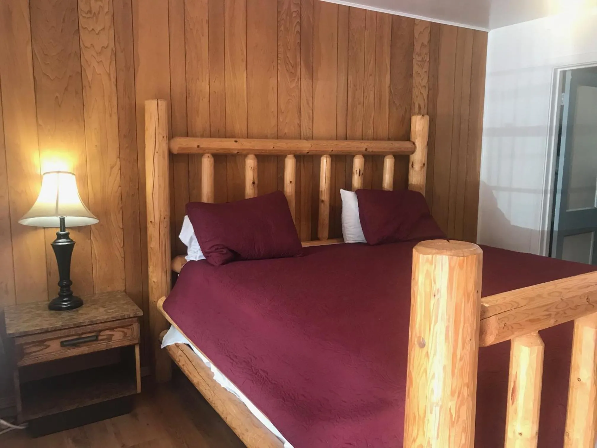 Bedroom in Dunsmuir Lodge