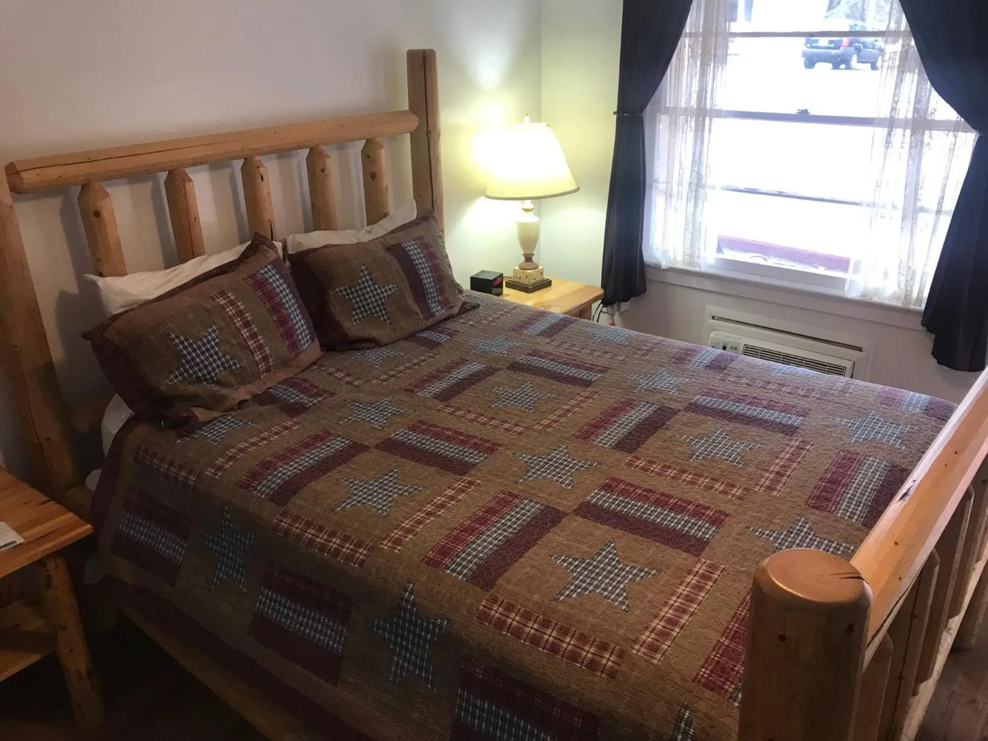 Bedroom in Dunsmuir Lodge