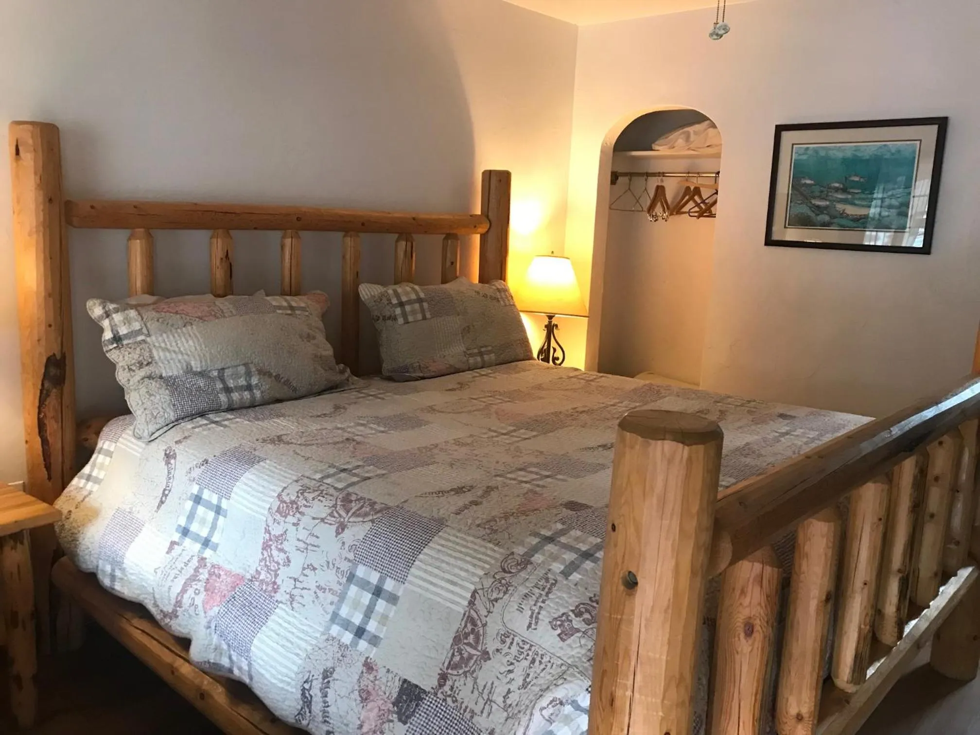 Bed in Dunsmuir Lodge