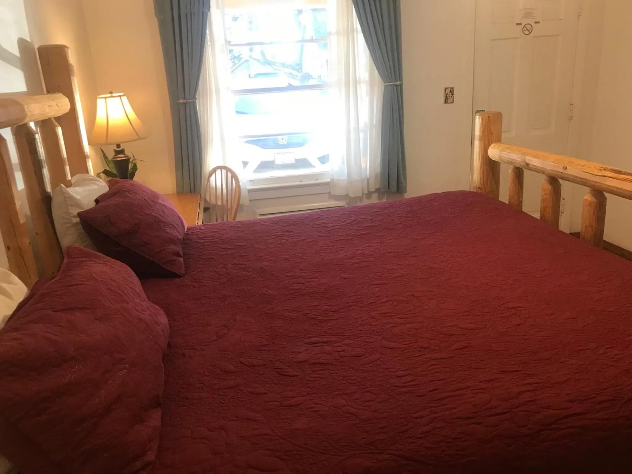 Bed in Dunsmuir Lodge