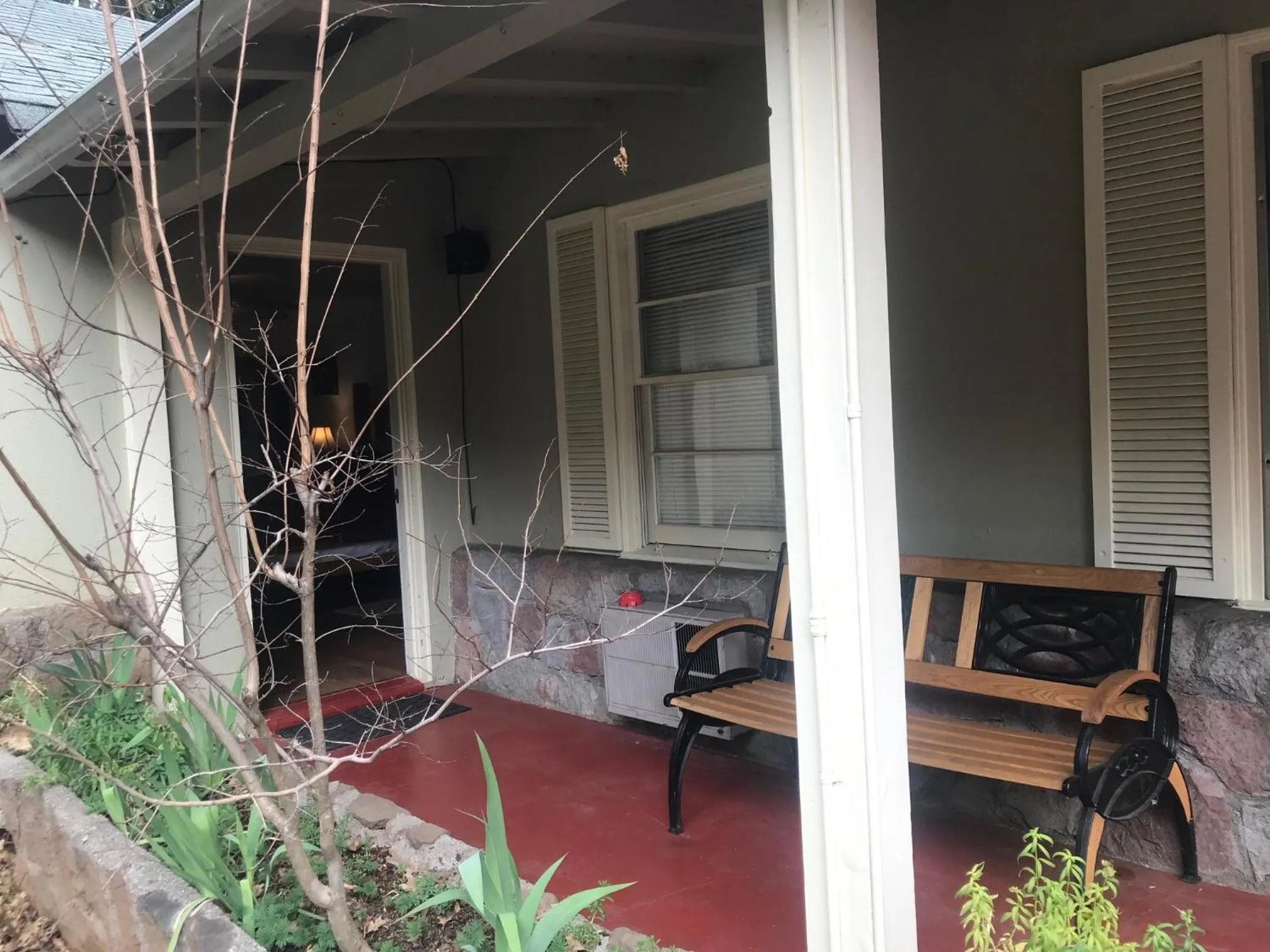 Facade/entrance in Dunsmuir Lodge