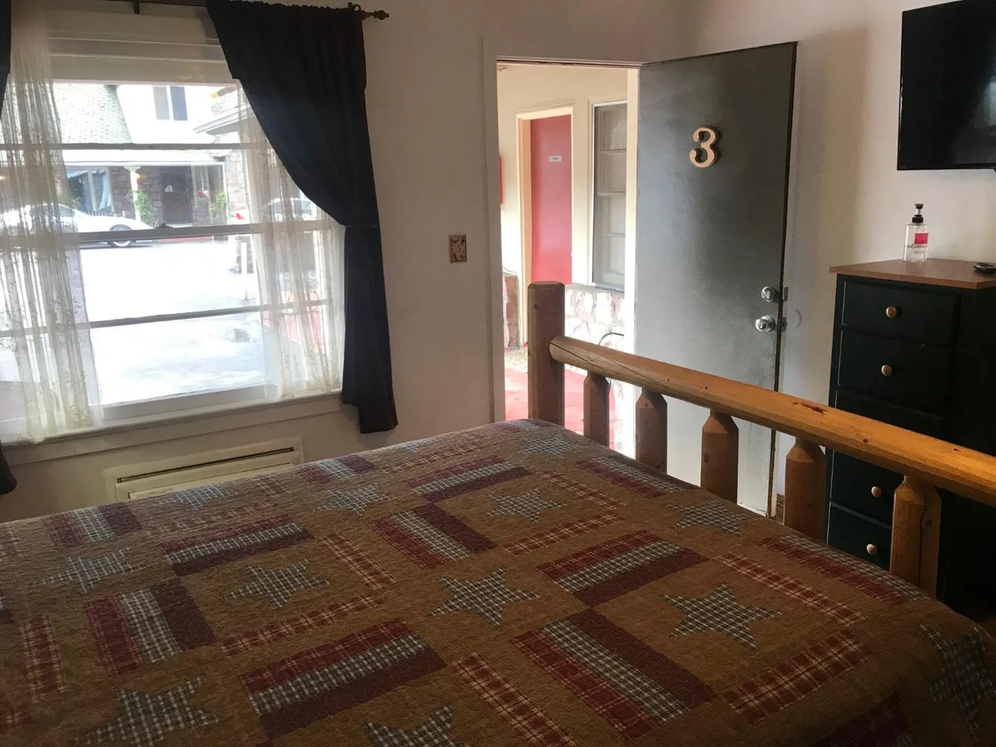 Bedroom in Dunsmuir Lodge