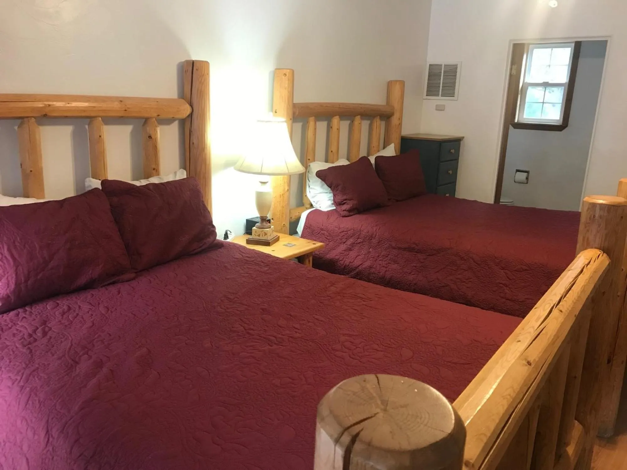 Photo of the whole room in Dunsmuir Lodge