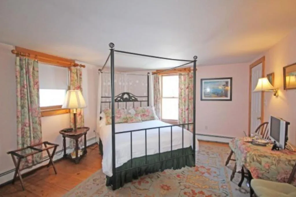 Bedroom, Bed in Highland Lake Inn