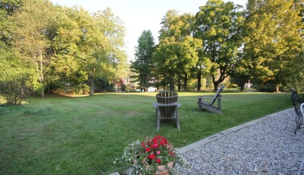 Property building in Highland Lake Inn