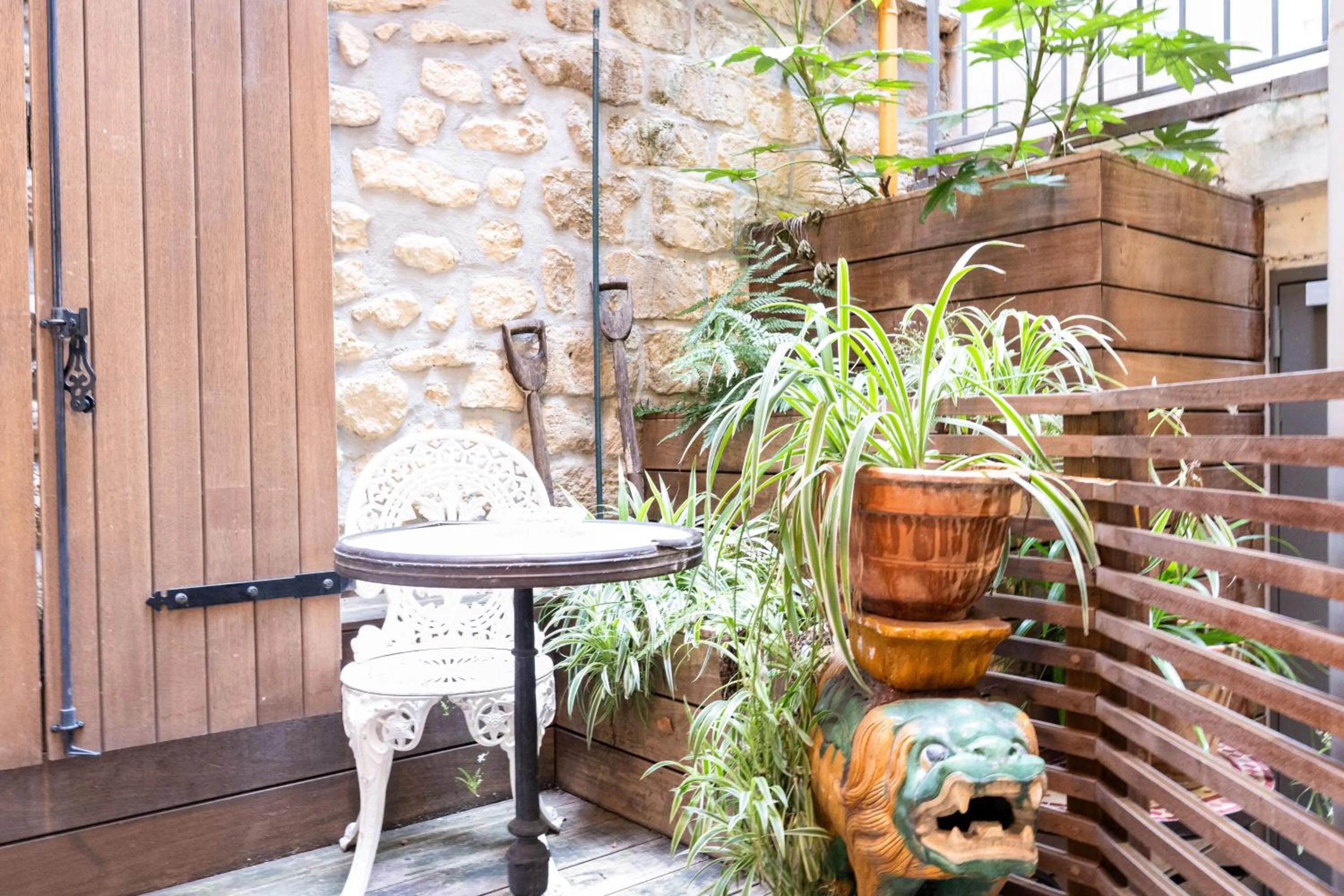 Patio in Hotel Boileau