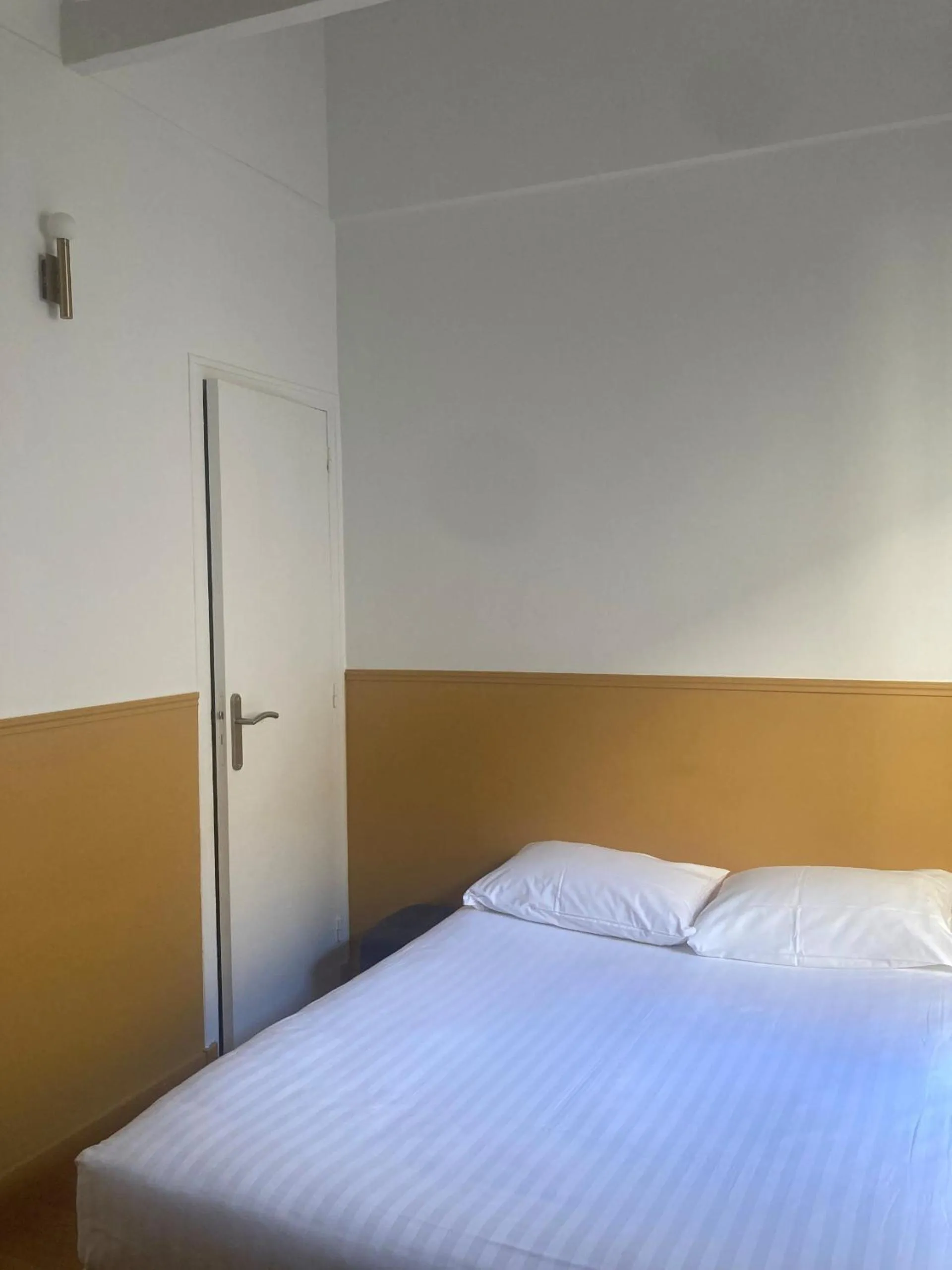 Photo of the whole room, Bed in Hotel Boileau