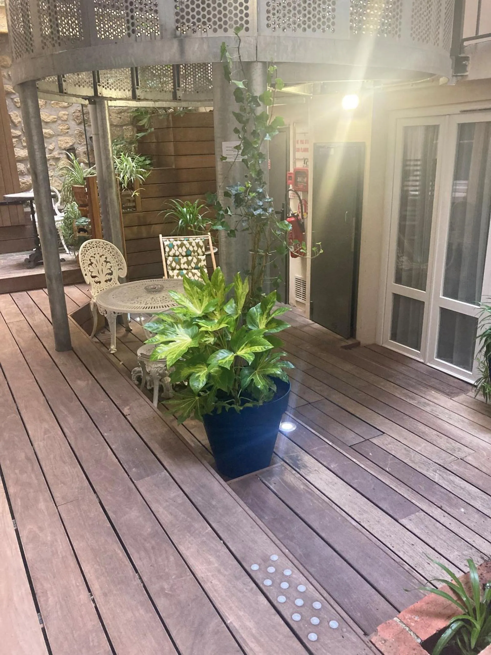 Patio in Hotel Boileau