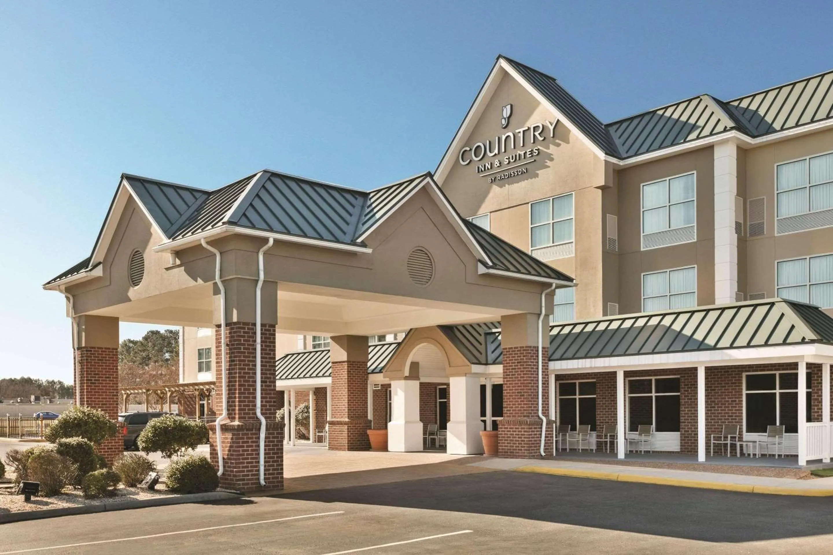 Property building in Country Inn & Suites by Radisson, Petersburg, VA