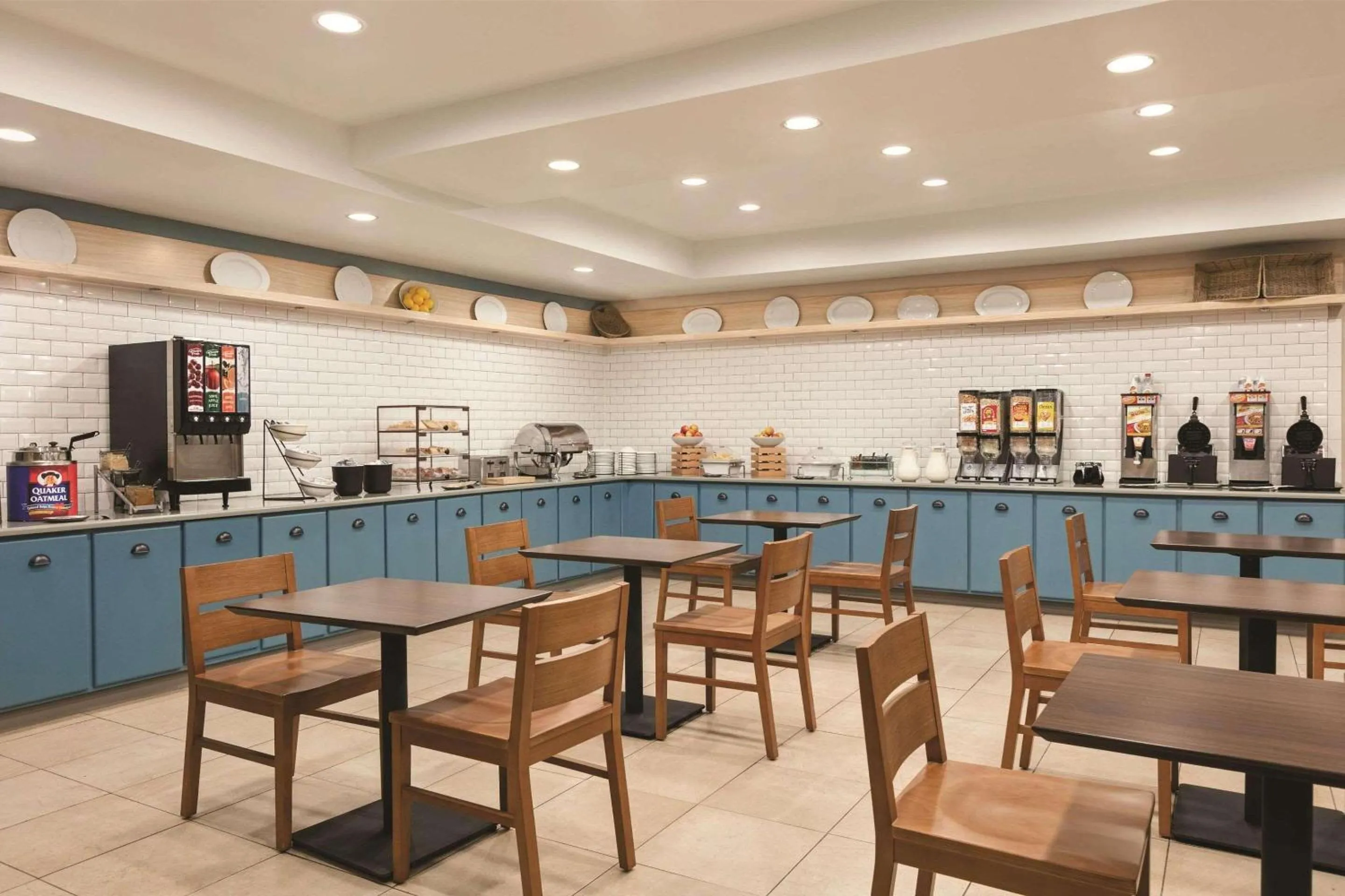 Breakfast in Country Inn & Suites by Radisson, Petersburg, VA