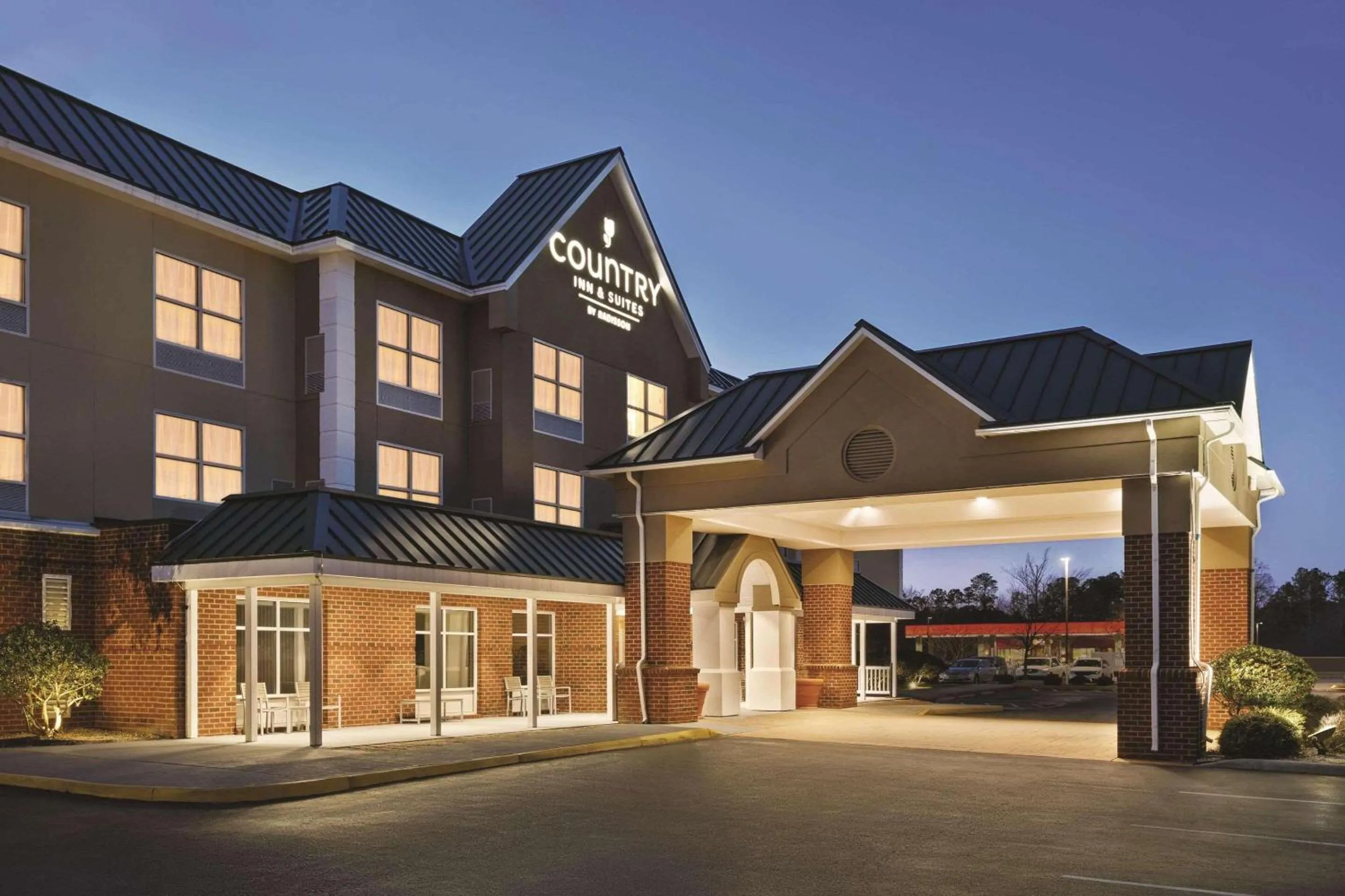 Property building in Country Inn & Suites by Radisson, Petersburg, VA