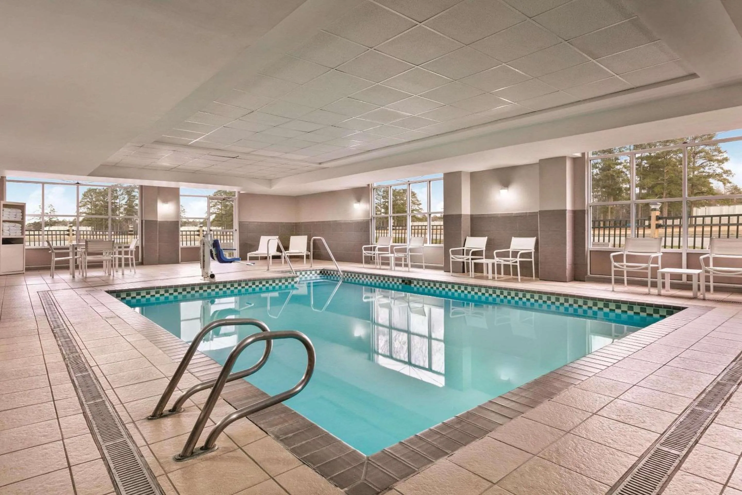 Swimming pool in Country Inn & Suites by Radisson, Petersburg, VA