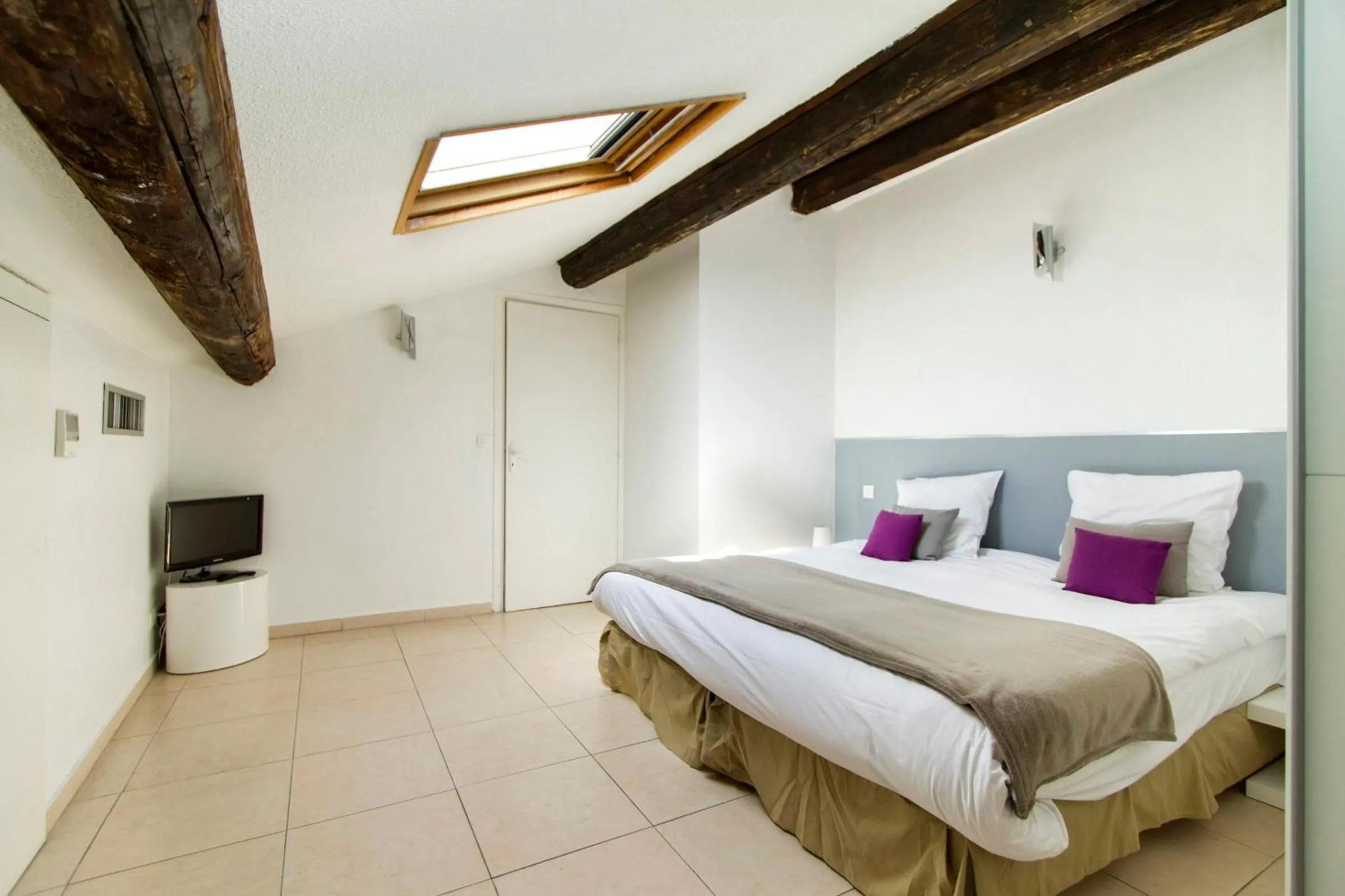 Photo of the whole room, Bed in Florella République Apartment