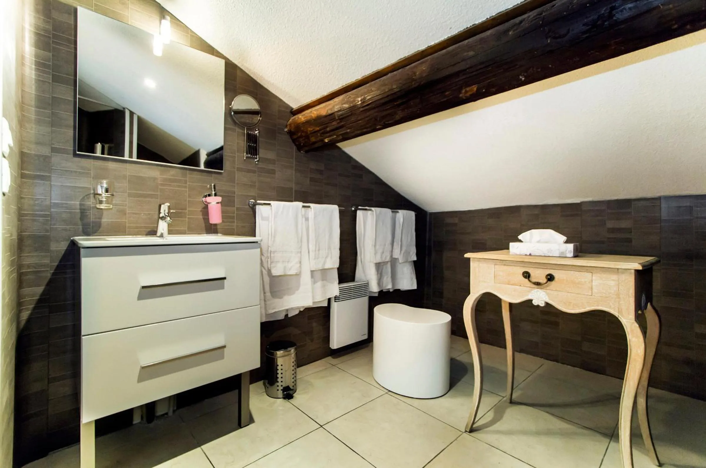 Bathroom in Florella République Apartment