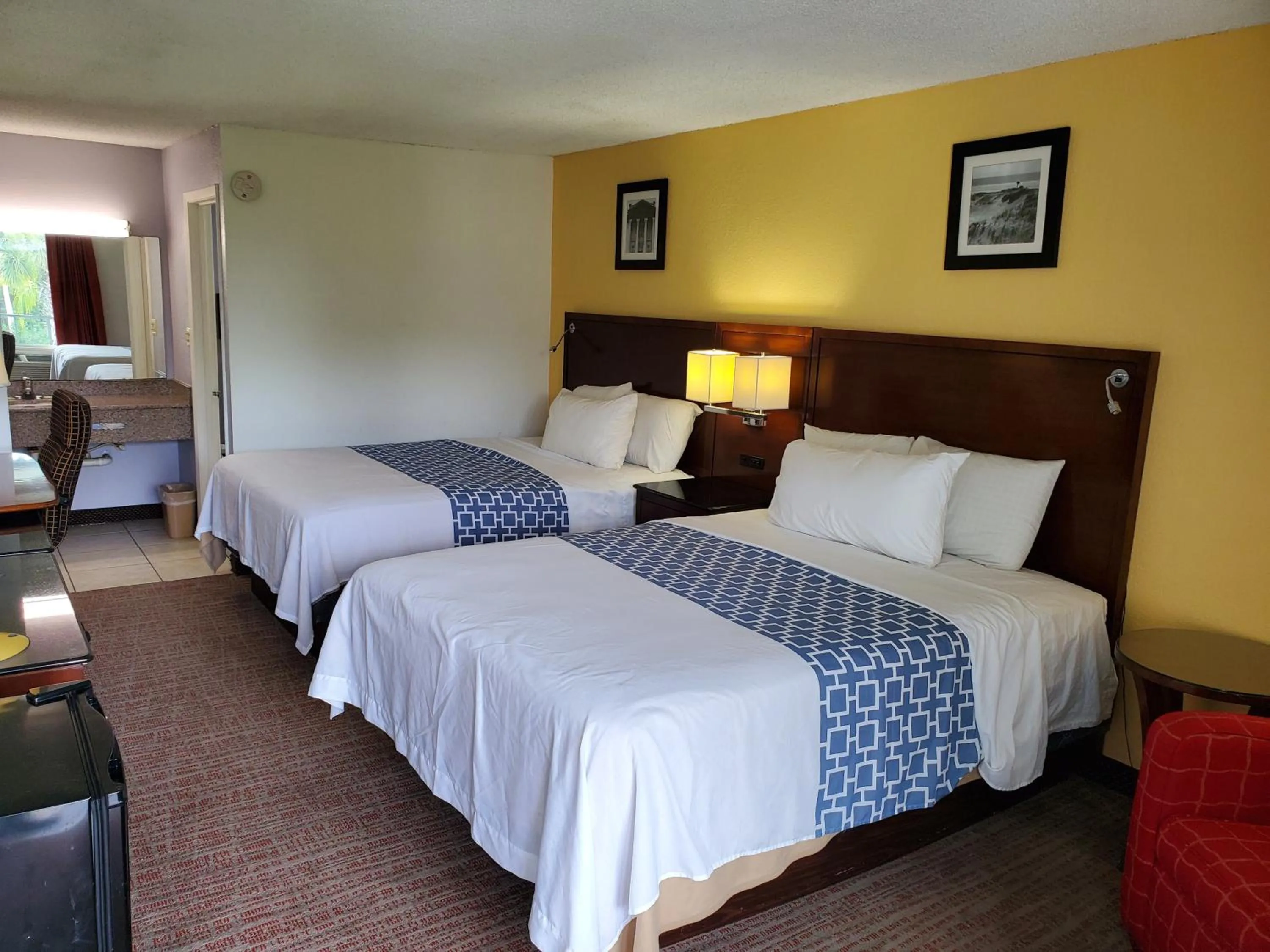 Bed in Econo Inn - Ormond Beach