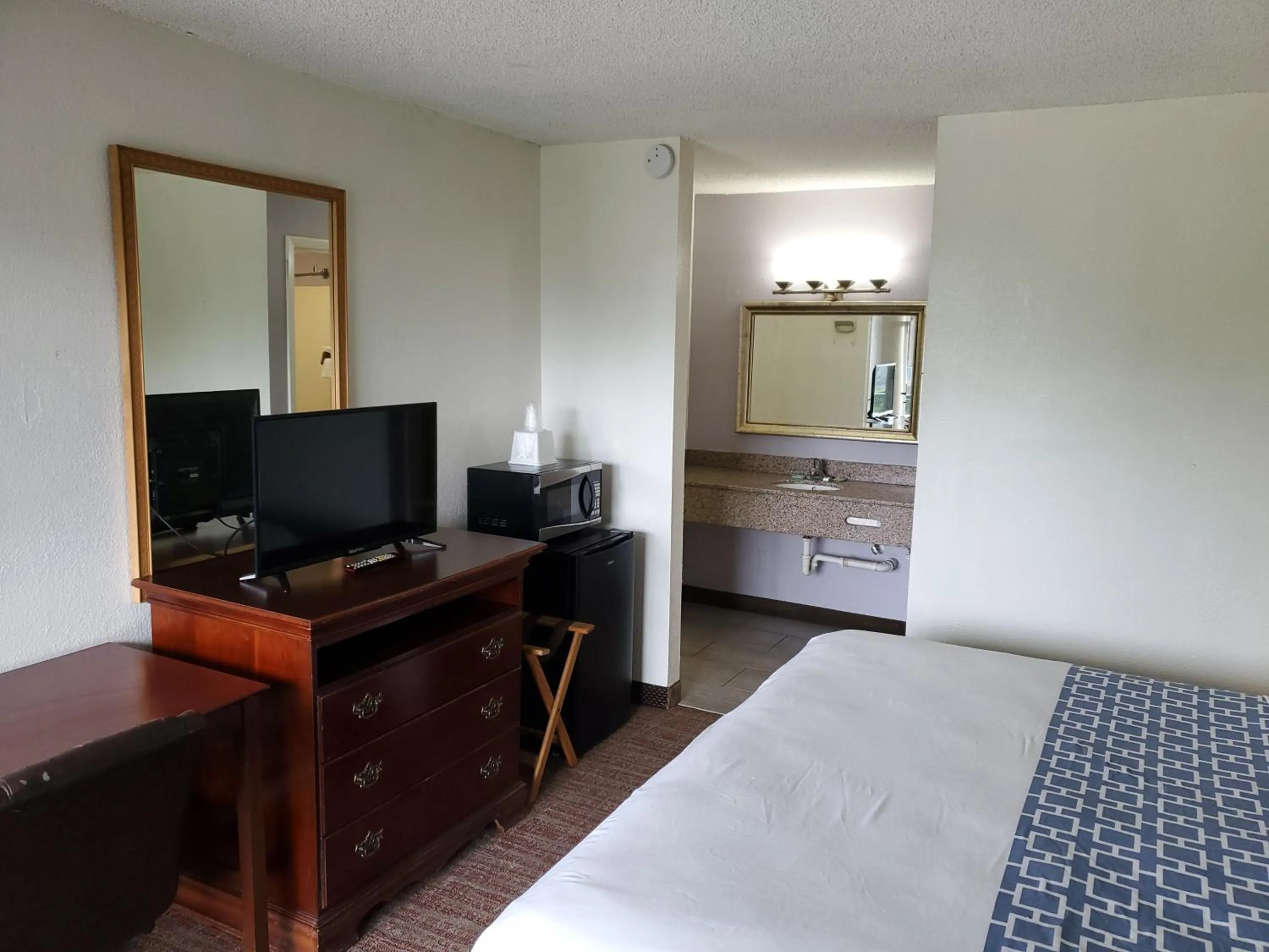 Bed in Econo Inn - Ormond Beach