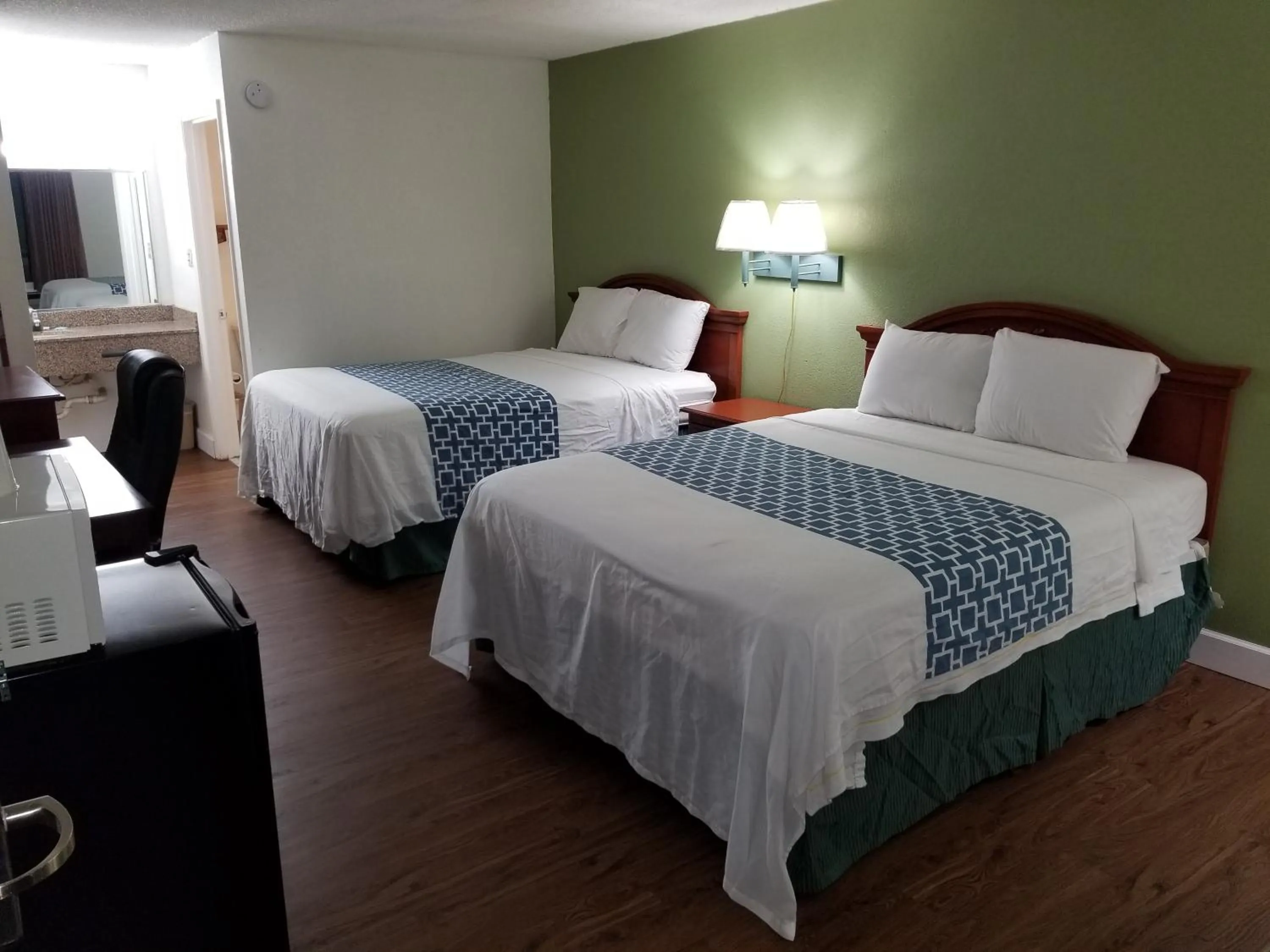 Bed in Econo Inn - Ormond Beach