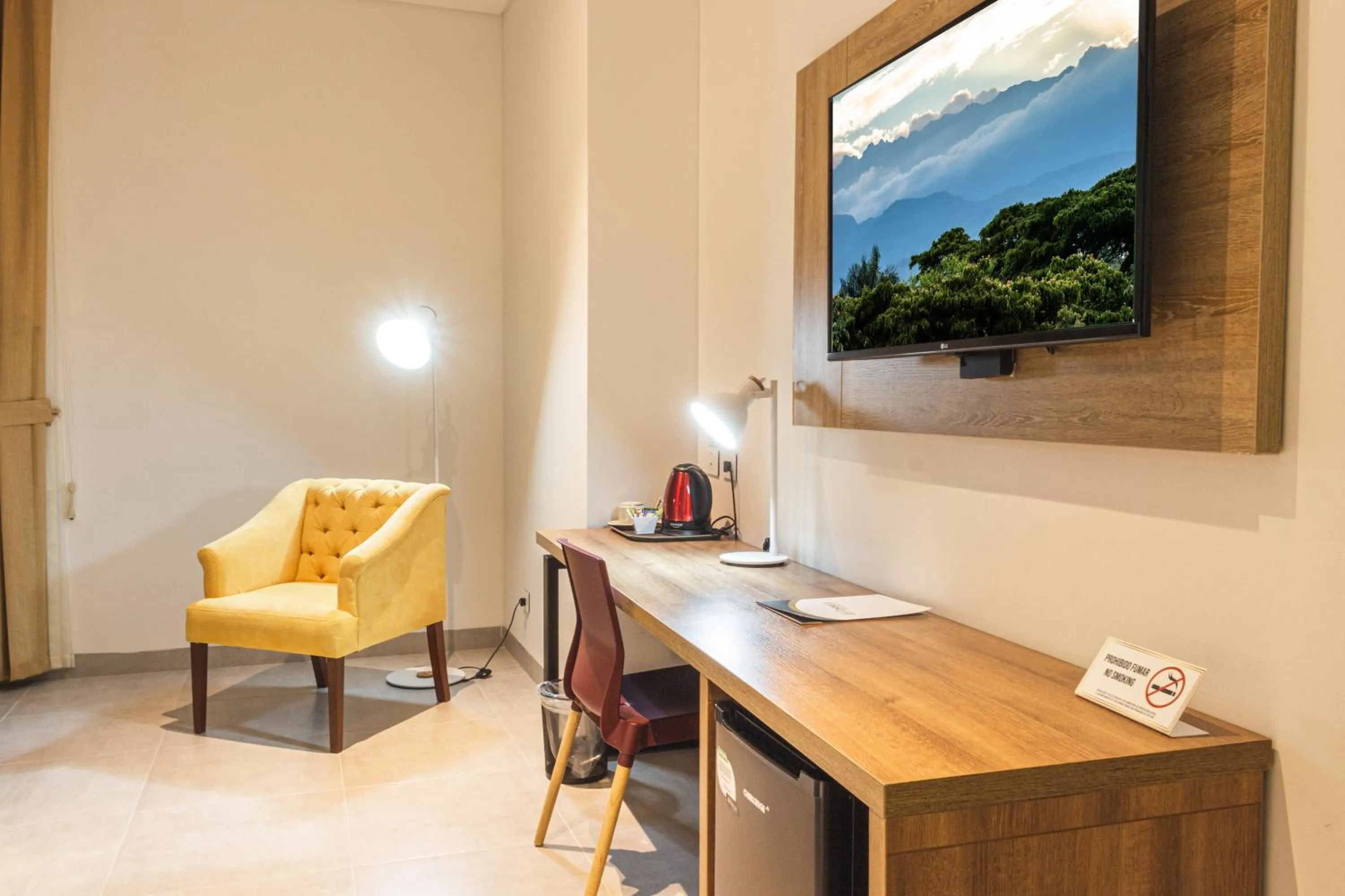 Communal lounge/ TV room in Hotel Pance 122 Wellness Spa