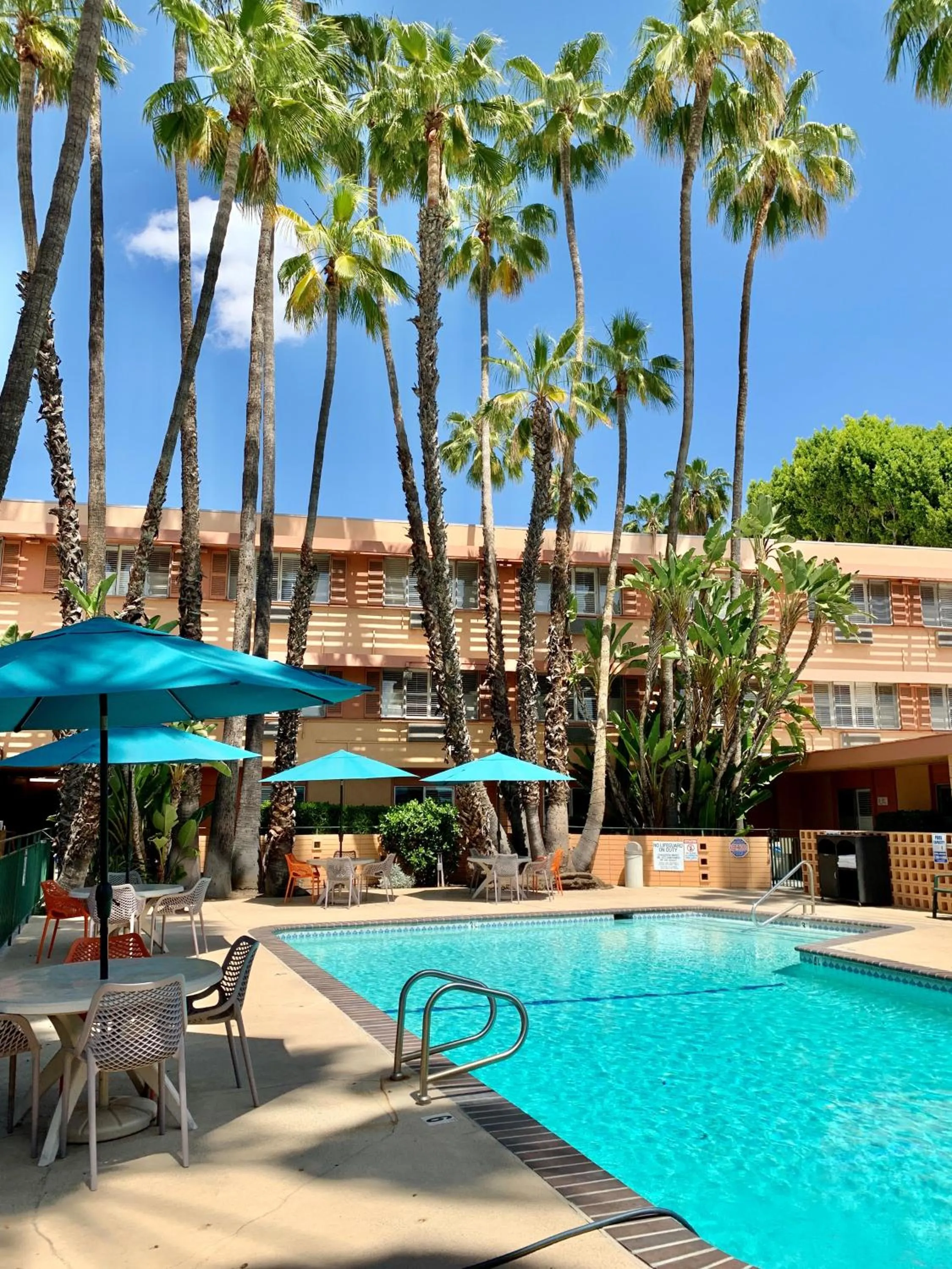 Property building in Saga Motor Hotel Pasadena