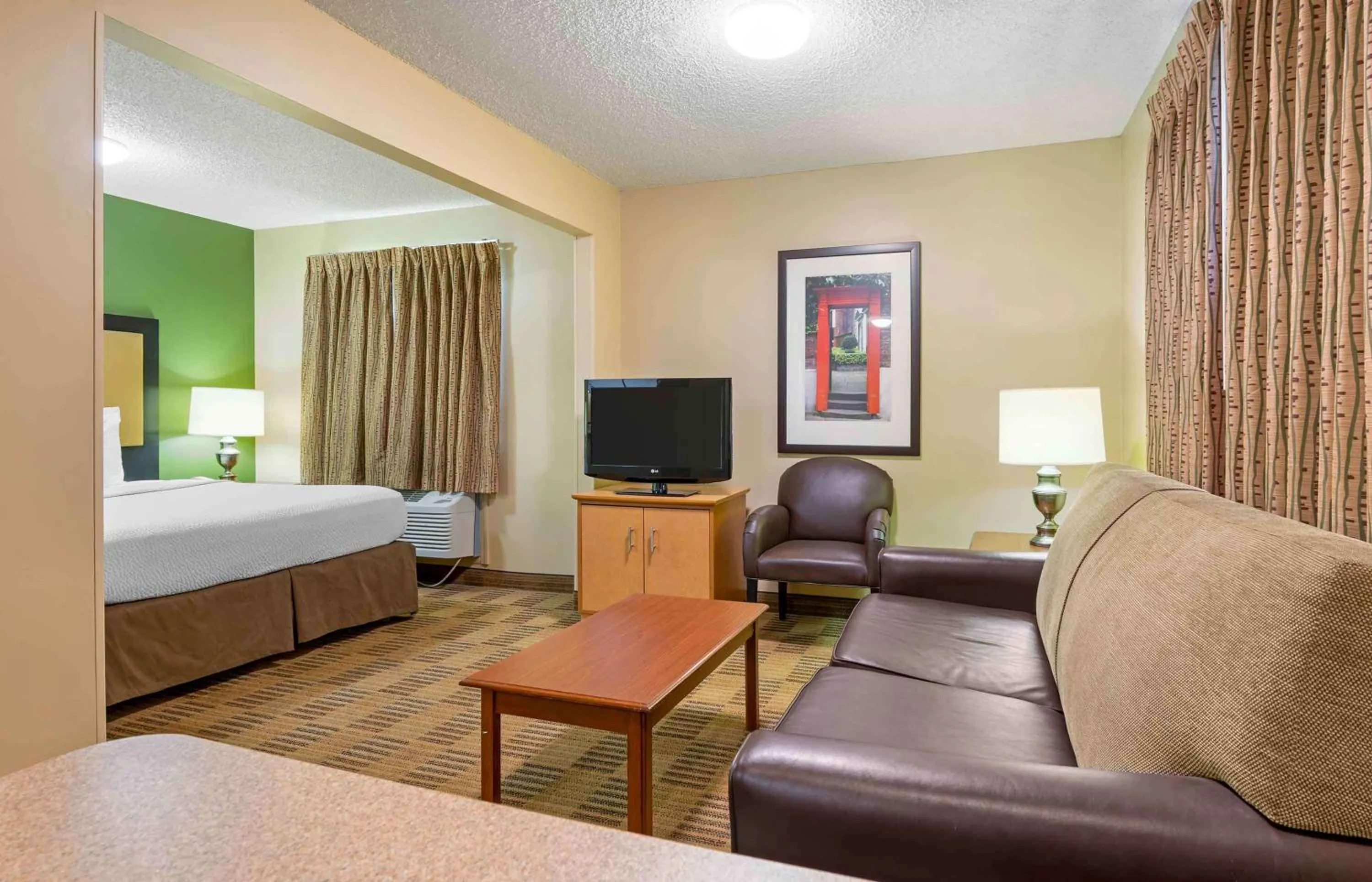 Bedroom, Bed in Extended Stay America Suites - Cleveland - Middleburg Heights
