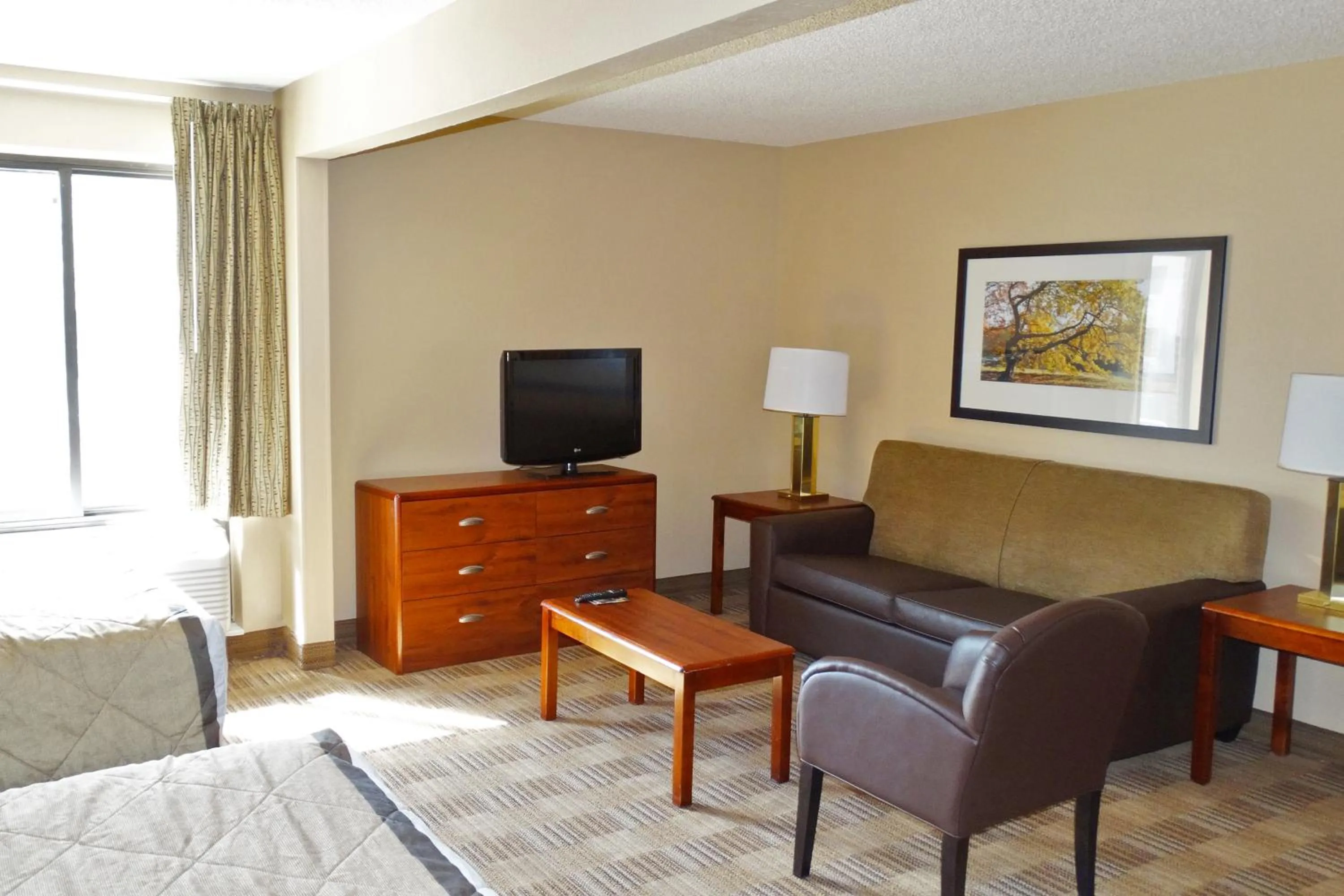 TV and multimedia in Extended Stay America Suites - Cleveland - Middleburg Heights